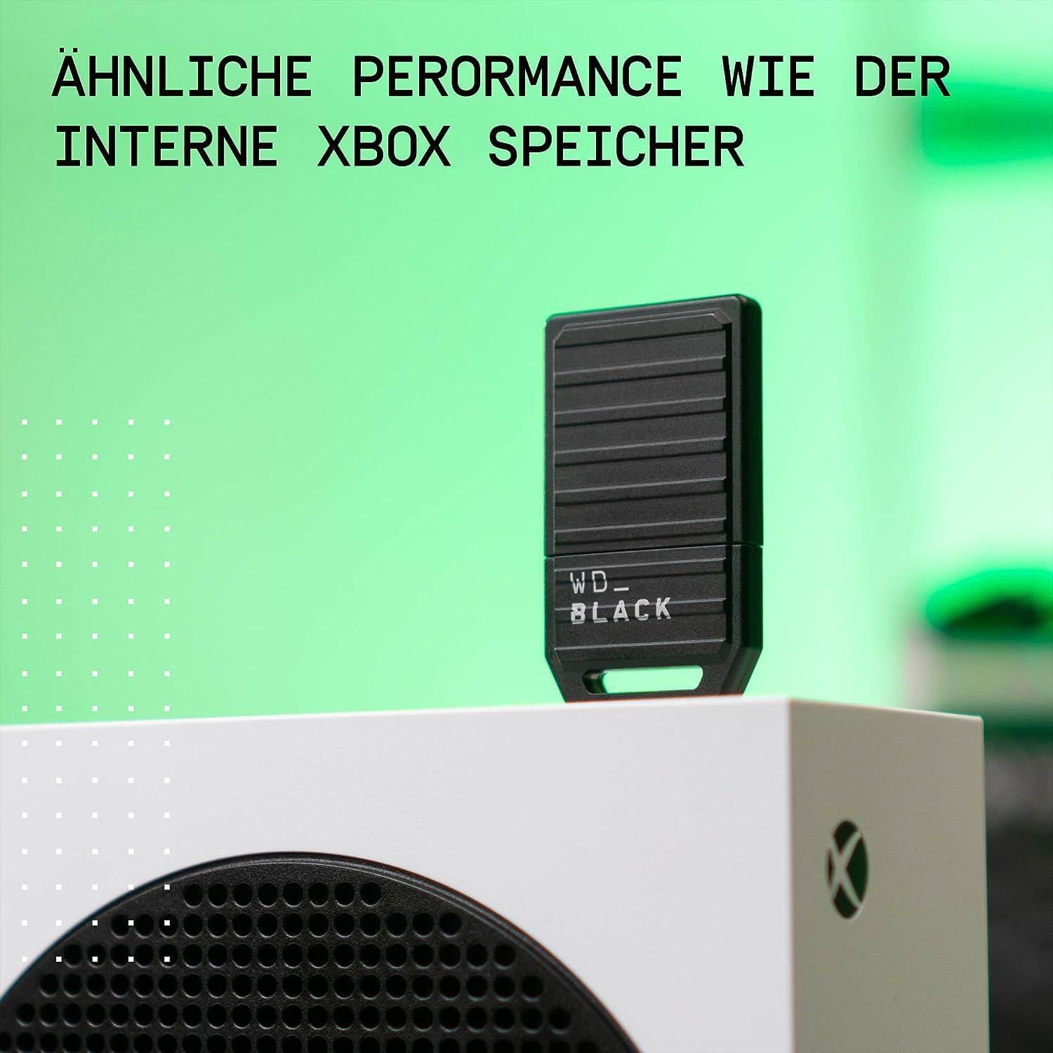 Eine schwarze externe Festplatte liegt auf einer weißen Xbox Series X Konsole.