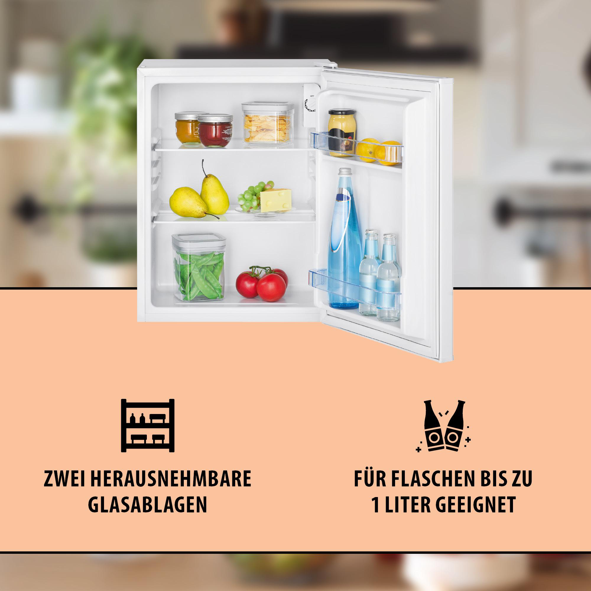 Kleiner weißer Kühlschrank offen, mit Lebensmitteln im Inneren. Birnen, Tomaten, Gläser und Flaschen sind sichtbar, Text unten.