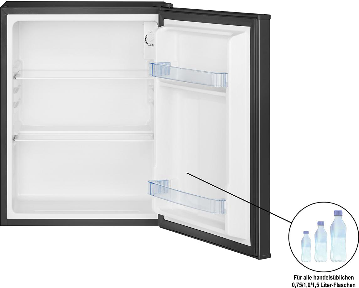 Ein leerer, offener Kühlschrank mit Glasablagen und Türfächern.