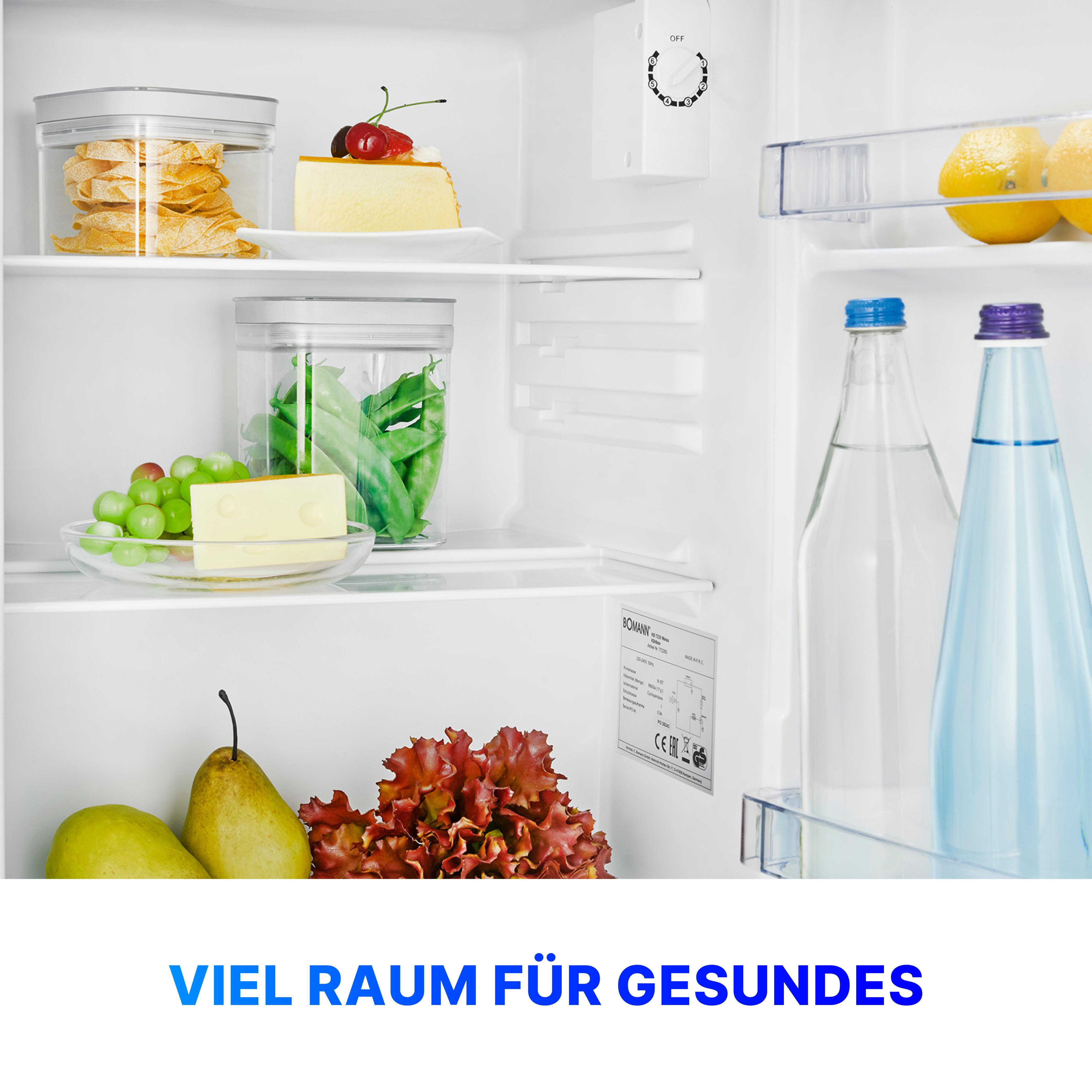 Kühlschrankinnenraum mit Essen: Kuchen, Erbsen, Käse, Trauben, Birnen, Wasserflaschen. Sagt 'VIEL RAUM FÜR GESUNDES'.