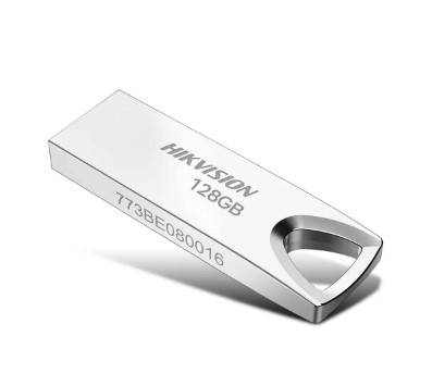 Siyah üst kısma ve 'HIKVISION 128GB' metnine sahip gümüş bir USB flash sürücü.