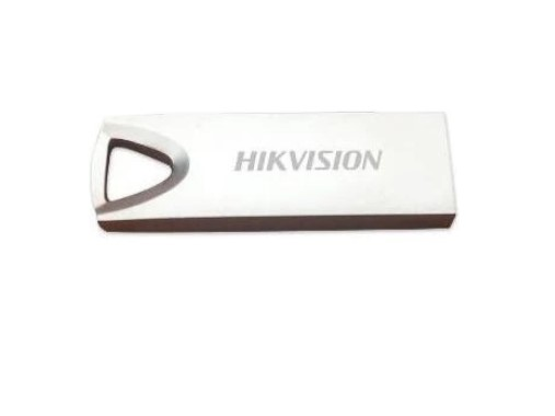 Üzerinde HIKVISION yazan gümüş renkli bir USB flash sürücü.