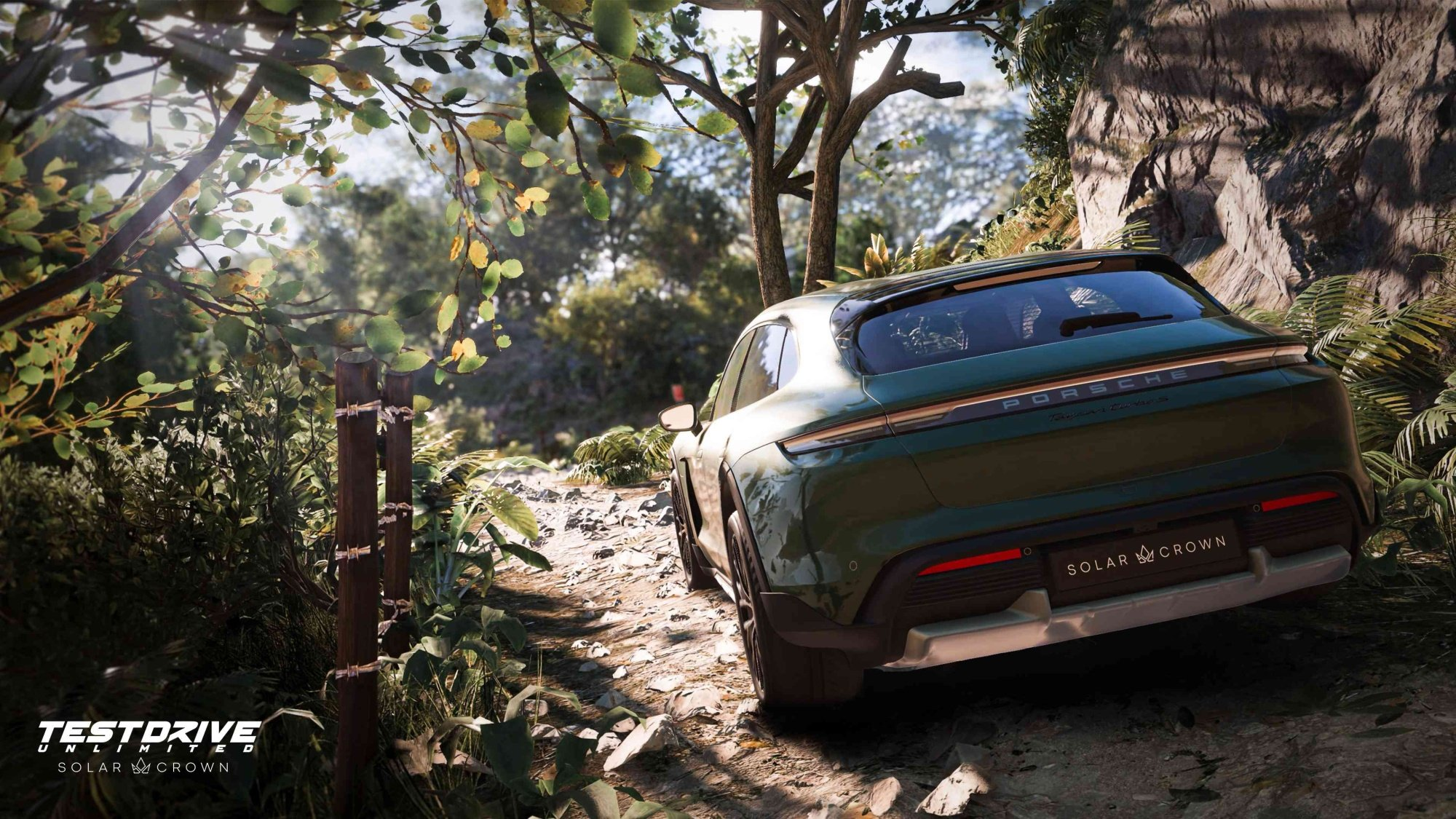 SUV Porsche verde su una strada sterrata in una foresta, con la luce del sole che filtra attraverso gli alberi.