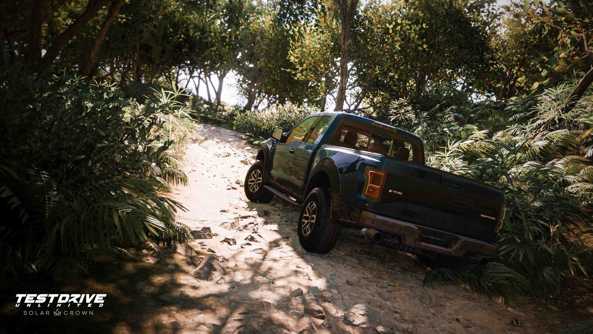 Un camion verde che guida su una strada sterrata attraverso una foresta. Da Test Drive Unlimited Solar Crown.