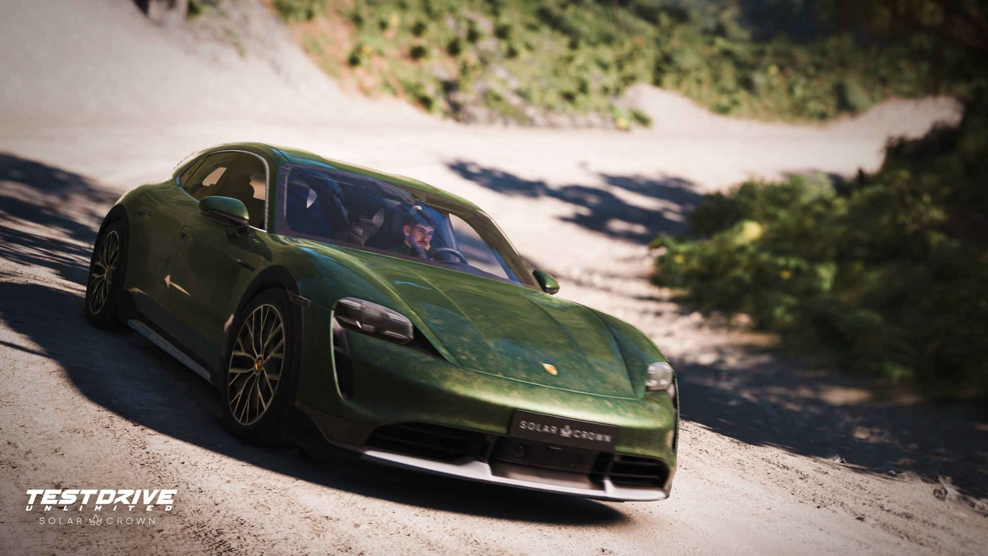 Una Porsche Taycan verde che guida su una strada sterrata in un videogioco.