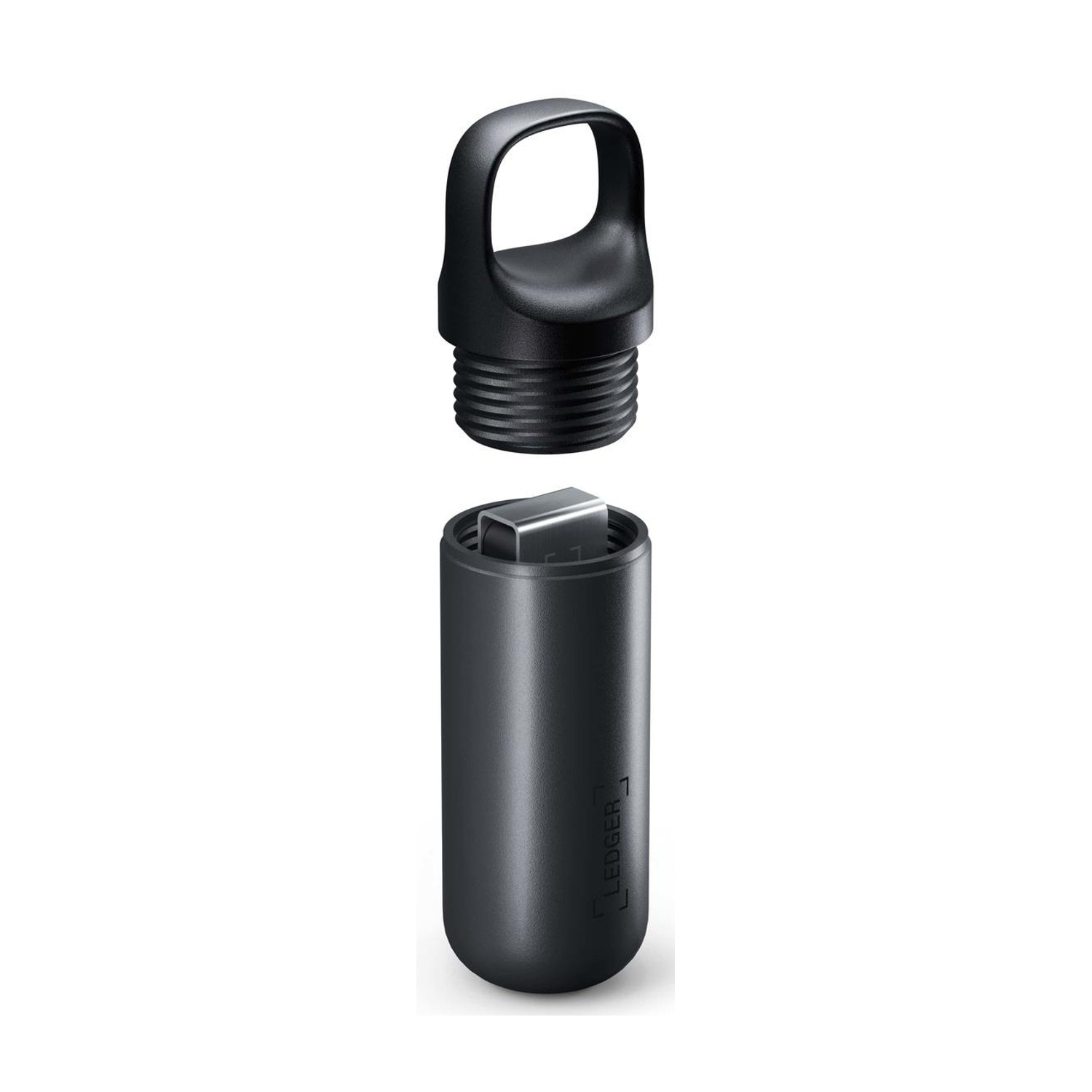 Un portafoglio hardware Ledger nero, con la parte superiore rimossa. La porta USB-C è visibile.