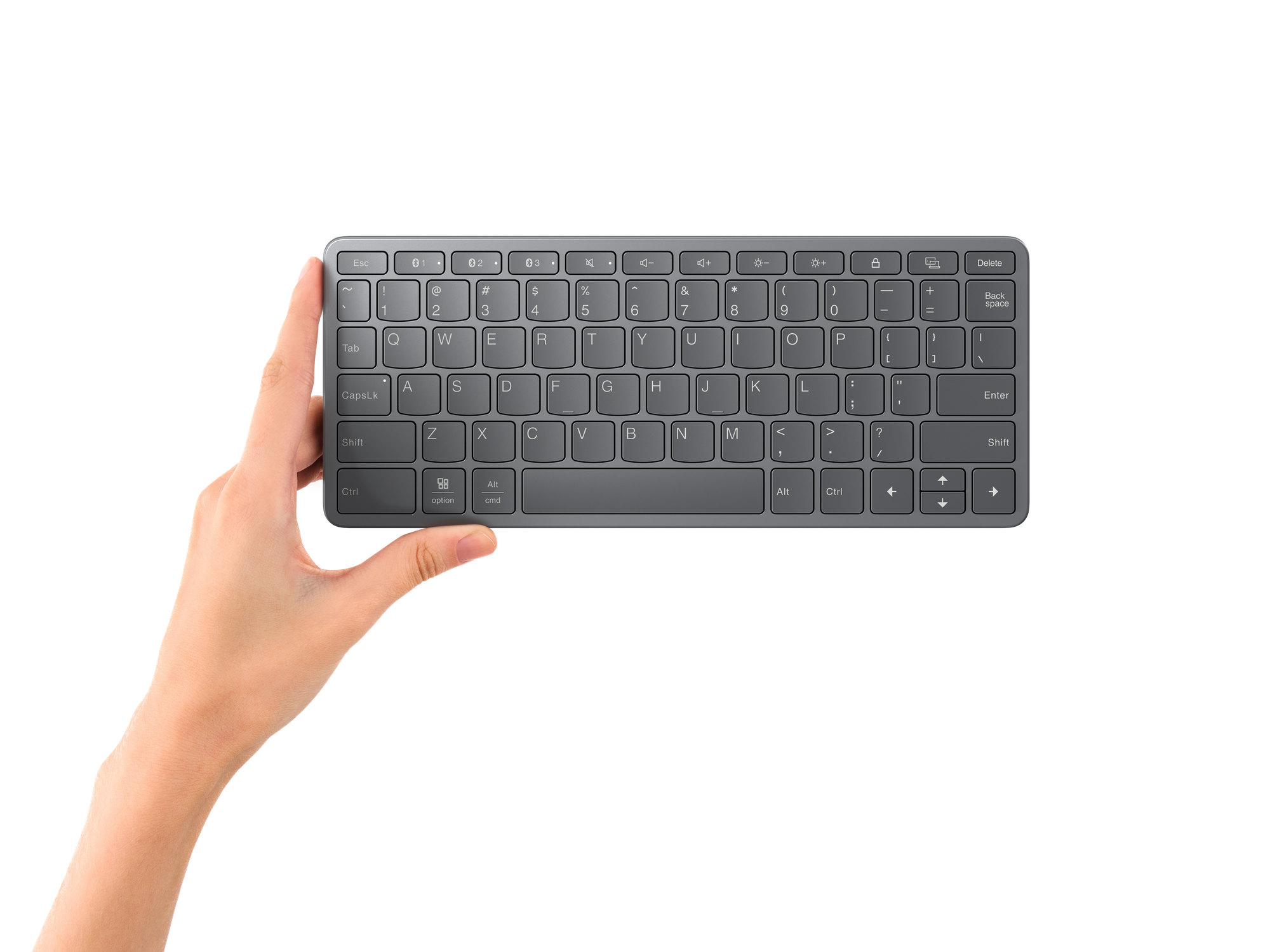 Hand, die eine graue Tastatur vor schwarzem Hintergrund hält. Die Tastatur hat einen Nummernblock.