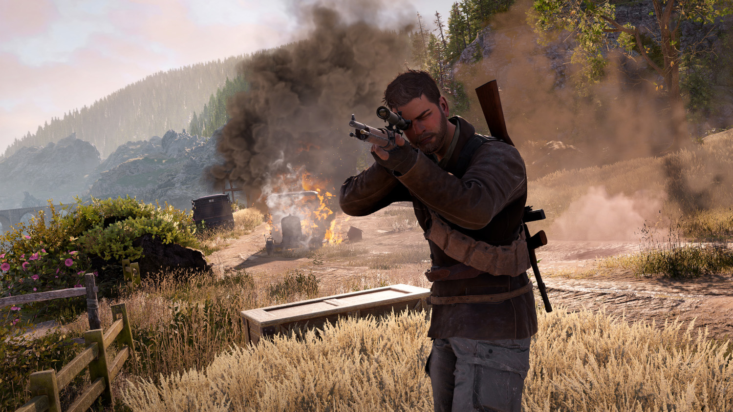 Un homme vise avec un fusil, avec de la fumée et du feu en arrière-plan. La scène est en extérieur.