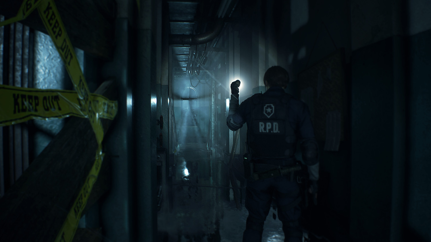 Homme dans un couloir dans un environnement sombre.