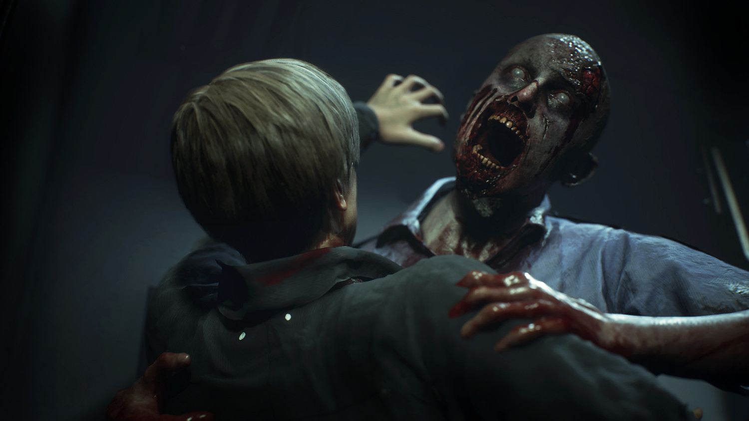 Un zombie attaque une personne dans une pièce faiblement éclairée. Les deux personnages sont au premier plan.