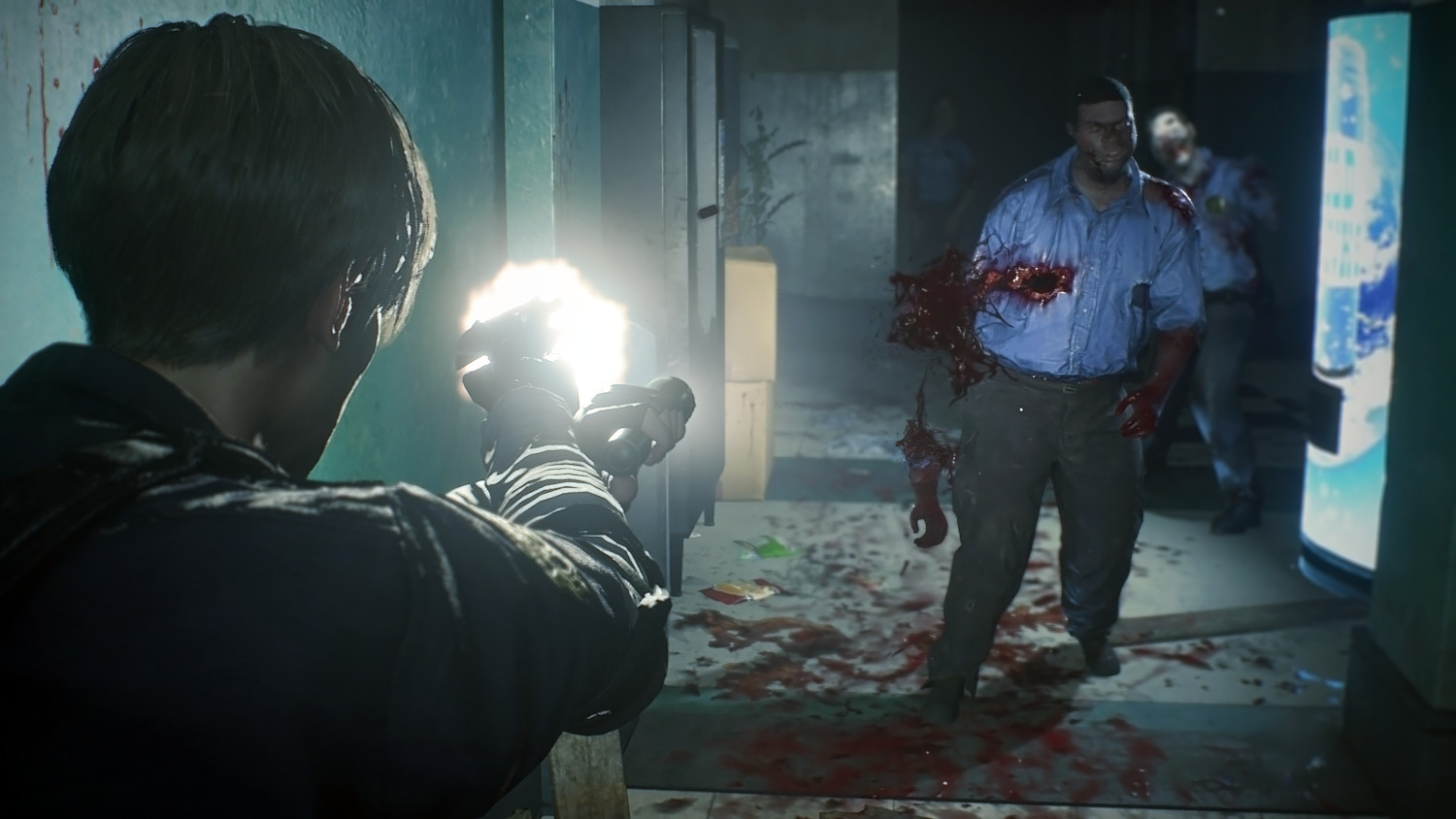 Homme tirant sur des zombies. Arme tirant avec flash lumineux. Éclaboussures de sang dans un couloir.