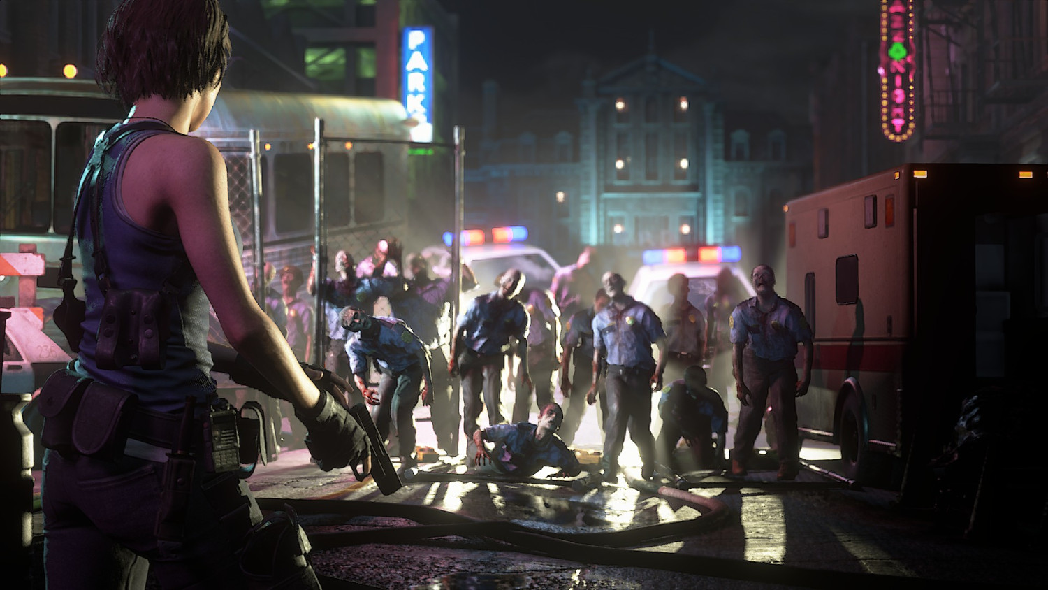 Une femme avec une arme à feu fait face à des zombies dans une rue de la ville la nuit, voitures de police en arrière-plan.