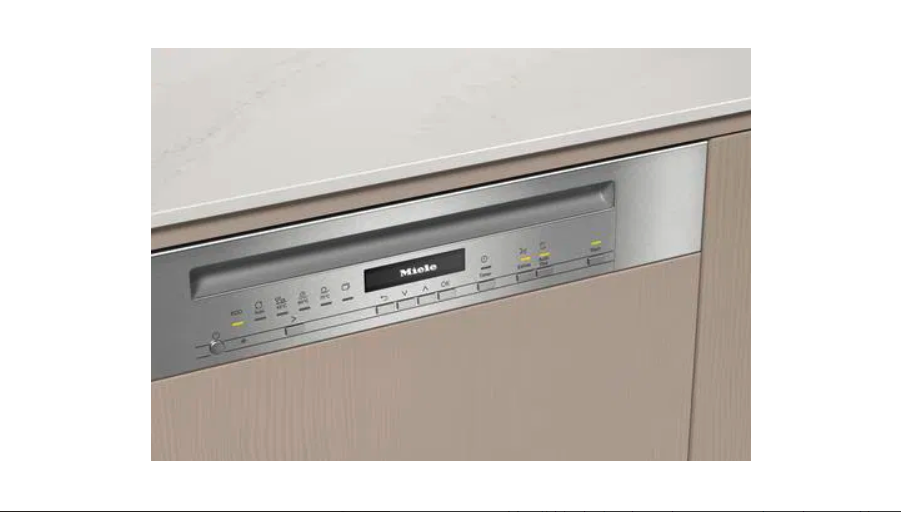 Miele logosu ve çeşitli aydınlatmalı sembollerle bir bulaşık makinesi kontrol panelinin yakın çekimi.