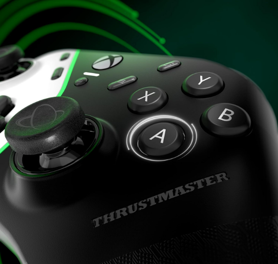 Nahaufnahme eines schwarz-weißen Gaming-Controllers.