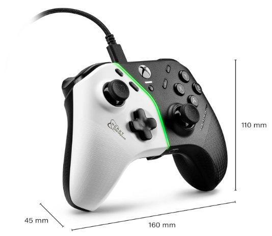 Ein schwarz-weißer Xbox-Controller. Er hat einen grünen Akzent, Abmessungen und ein kabelgebundenes USB-Kabel.