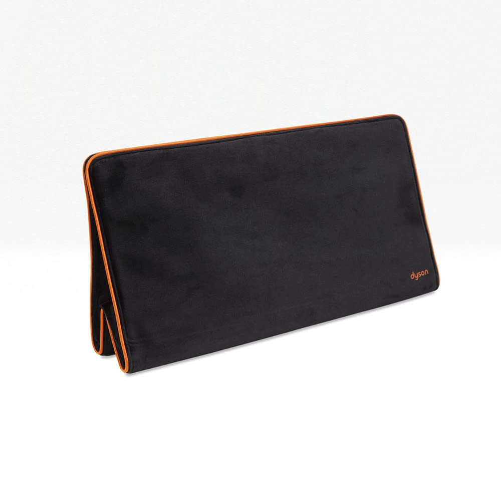 Czarna poduszka Dyson z pomarańczowym wykończeniem. Logo Dyson po prawej stronie. Na białym tle.