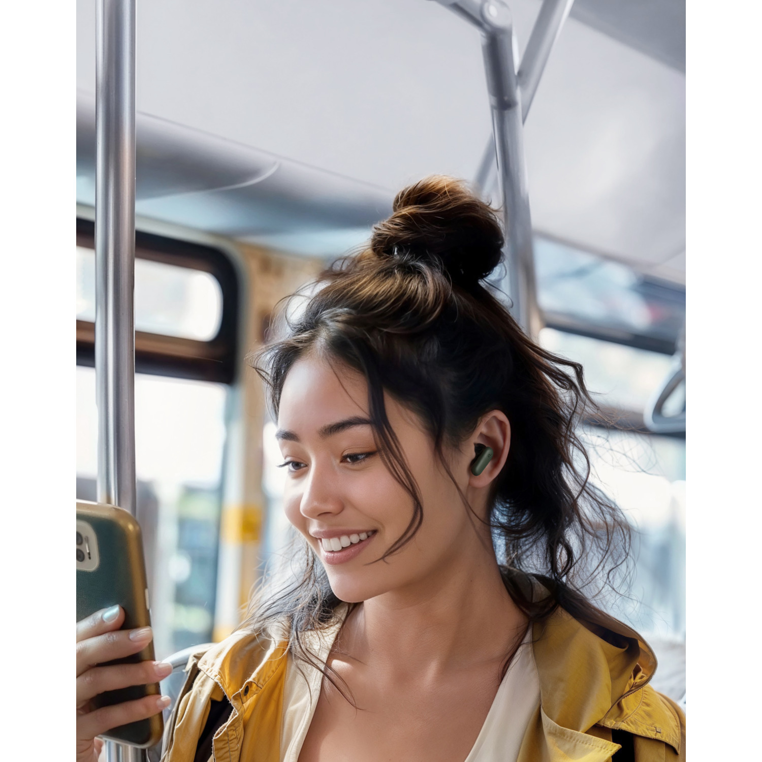 Frau im Bus lächelt, trägt Ohrhörer und schaut auf ein Smartphone in ihrer Hand.