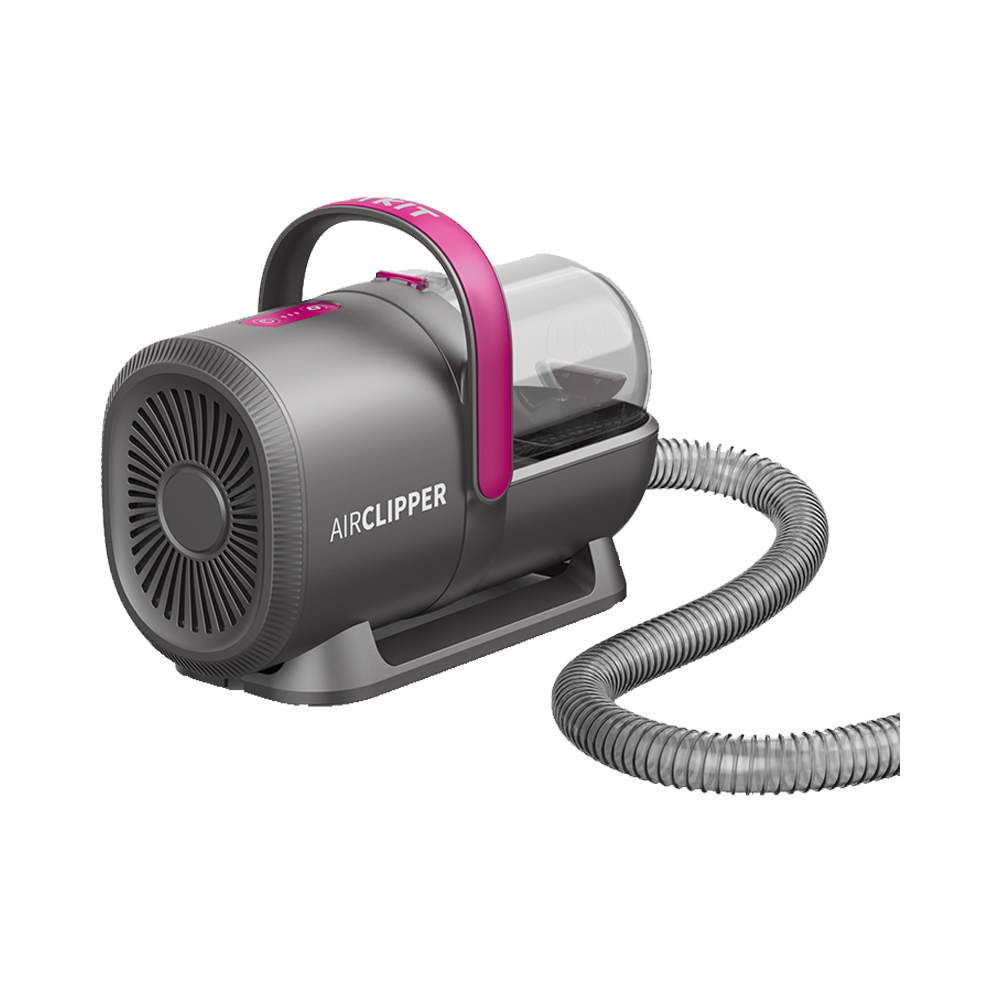 Esnek bir hortuma sahip gri ve pembe bir Airclipper evcil hayvan kurutucusu. Beyaz bir arka plan üzerinde.