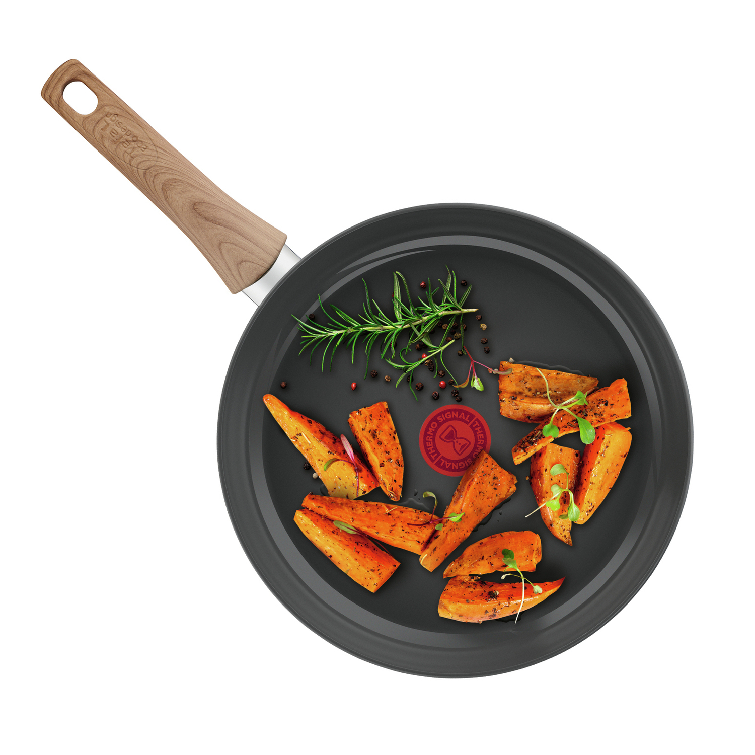 Koekenpan met geroosterde zoete aardappelen en kruiden op een witte achtergrond.