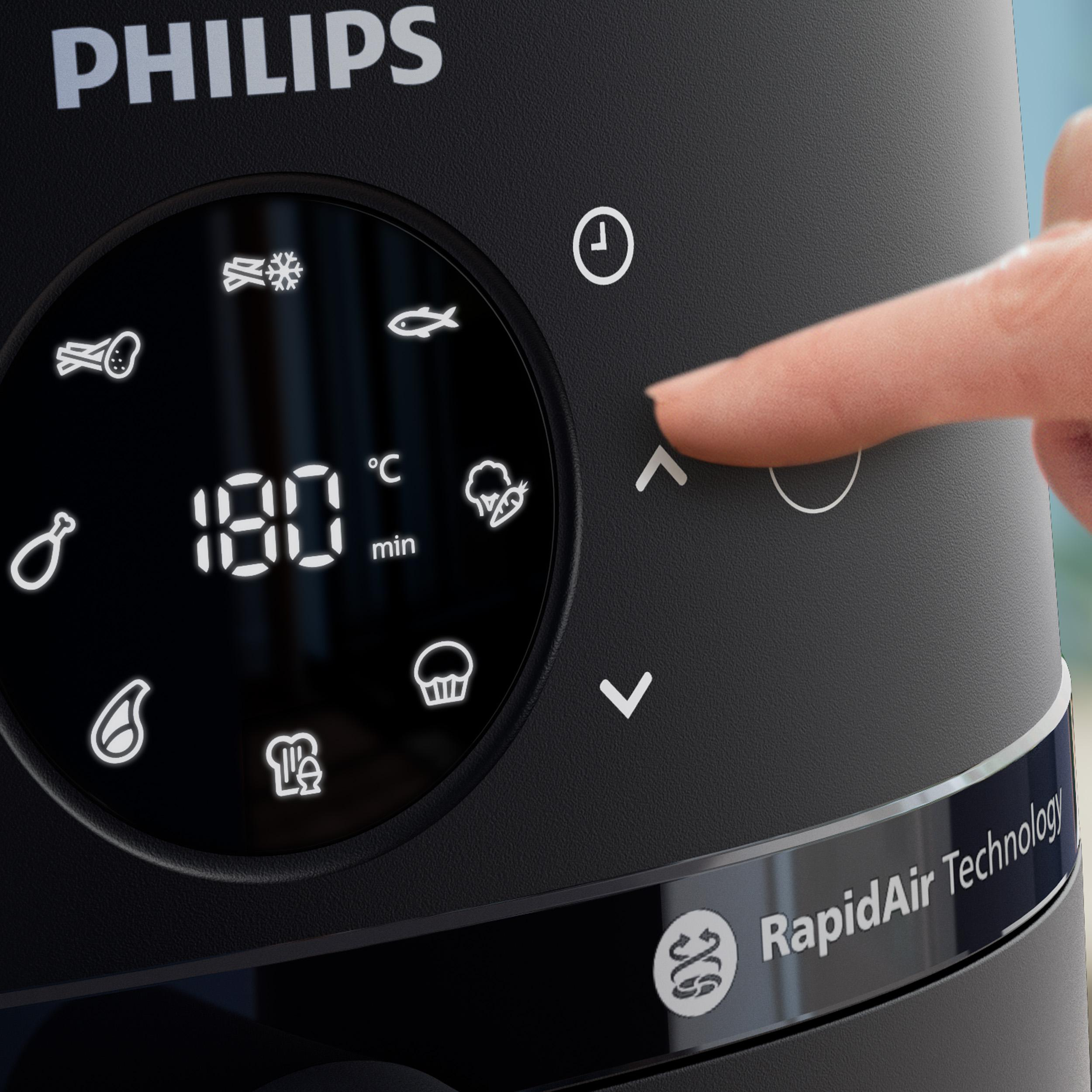 Ein Finger drückt den Pfeil nach oben auf dem digitalen Display eines Philips Airfryers.