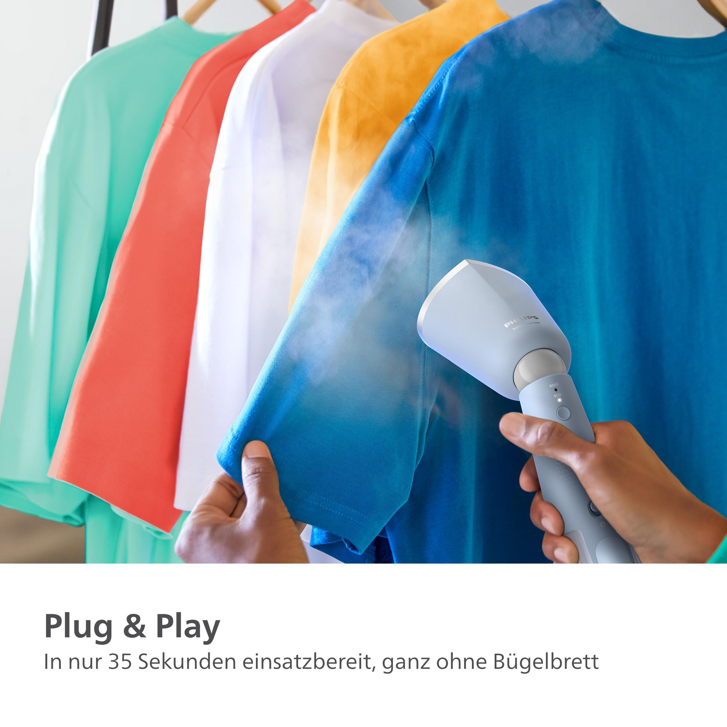 Dampfgarer bügelt ein blaues Hemd. Andere bunte Hemden hängen im Hintergrund.