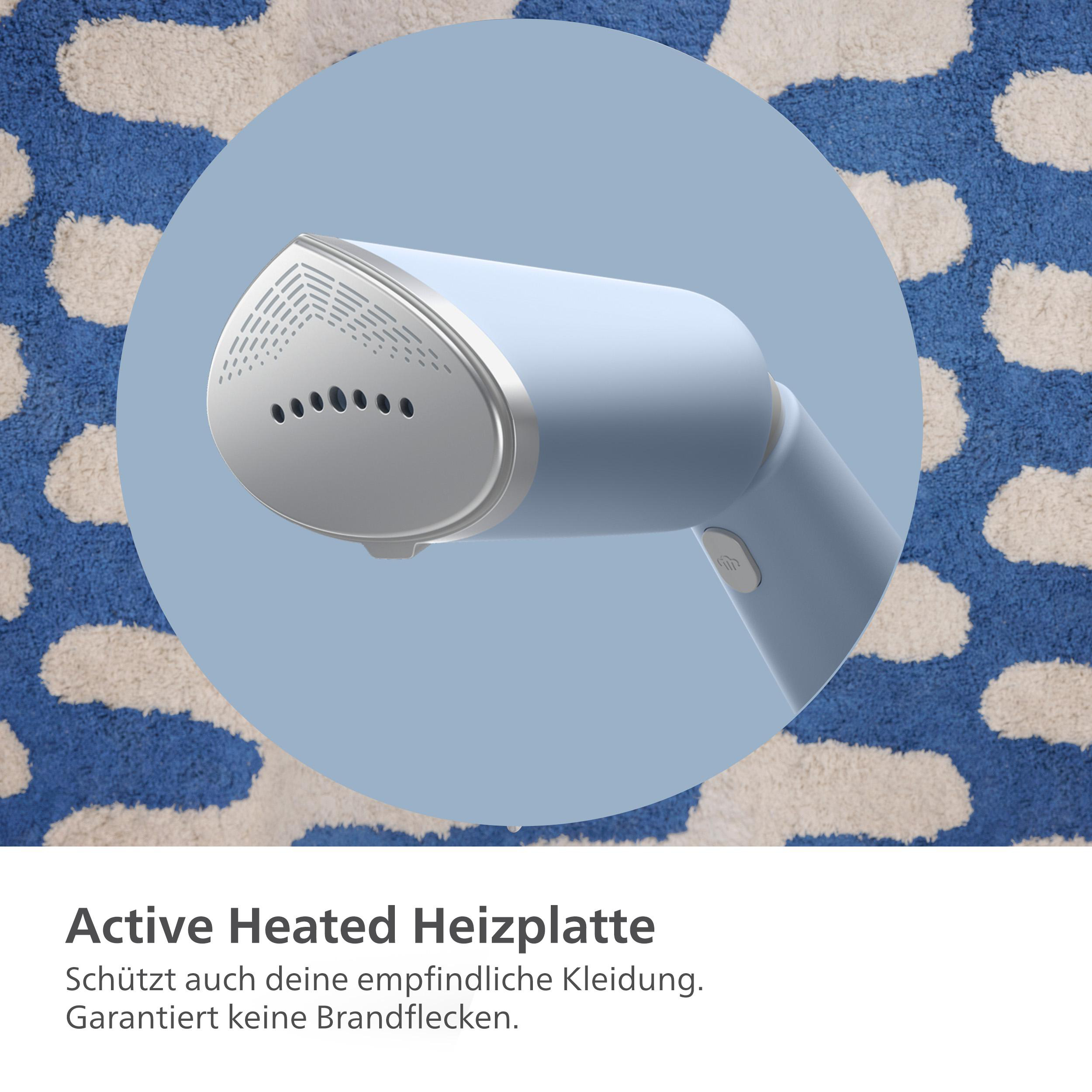 Nahaufnahme eines blau-silbernen Handdampfgeräts mit gemustertem blauem Hintergrund.