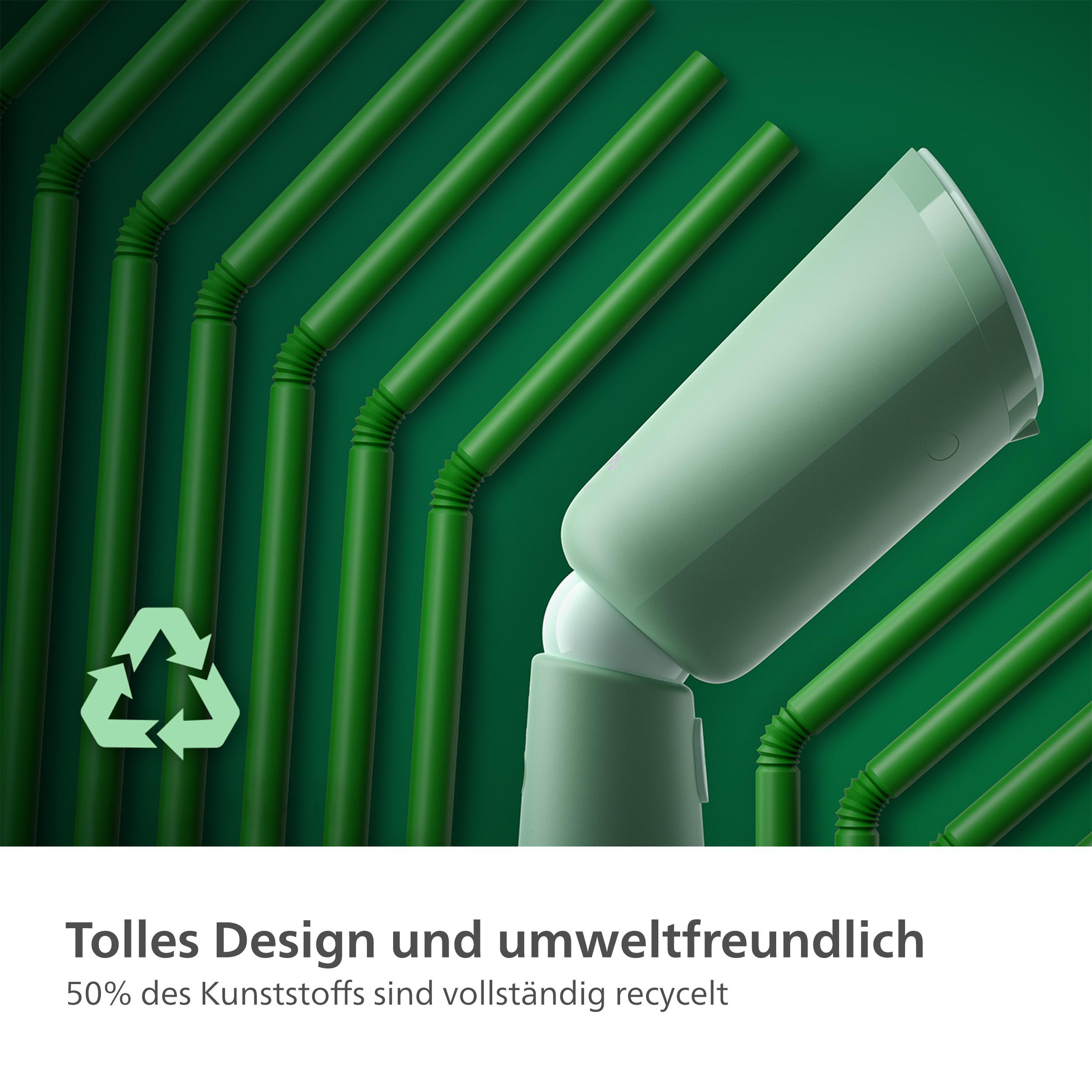 Grüne Strohhalme und ein grüner Becher mit einem Recycling-Symbol.