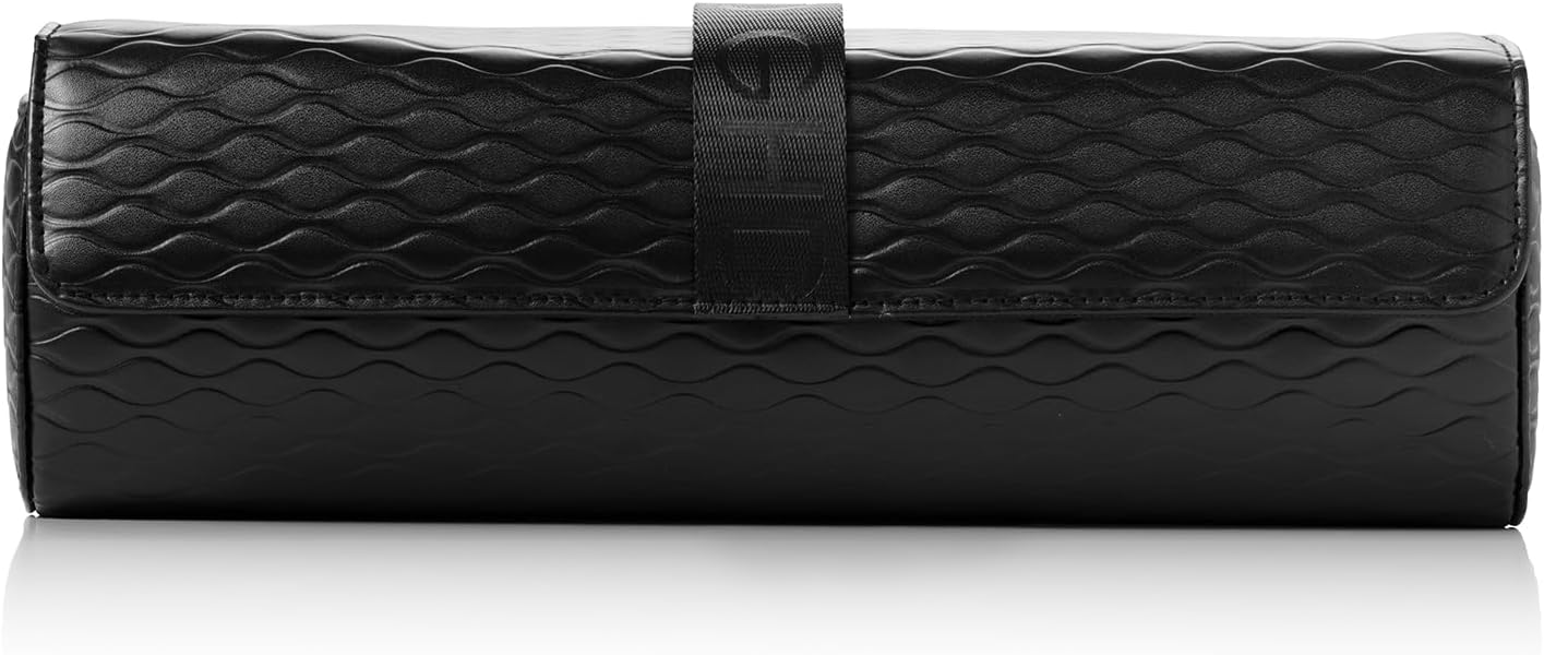 Estuche de cuero negro con patrón ondulado y correa. La correa tiene la palabra "G". El estuche está cerrado.