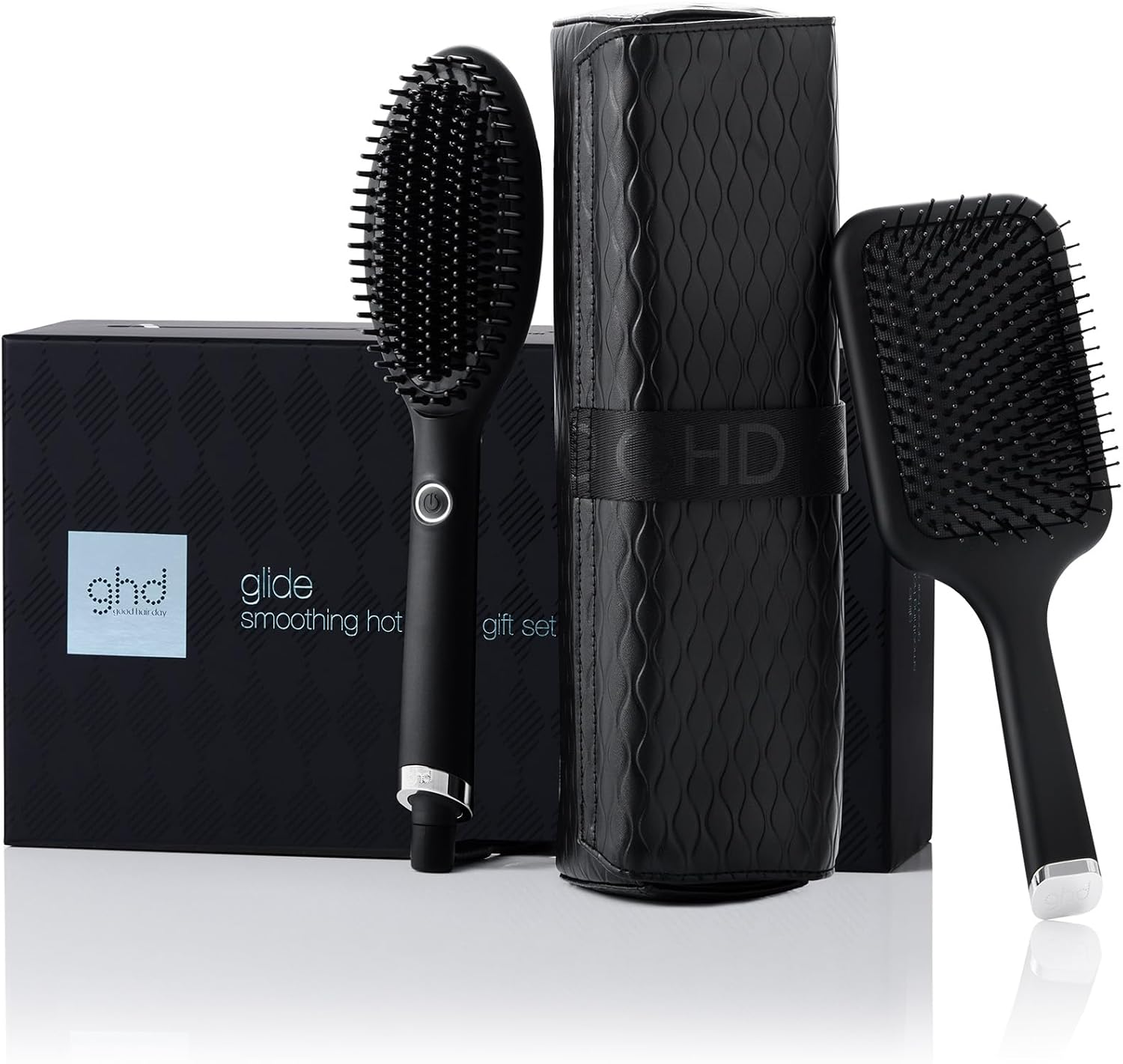 Set de regalo cepillo alisador GHD Glide negro. Incluye cepillo, estuche y caja negra. Fondo blanco.