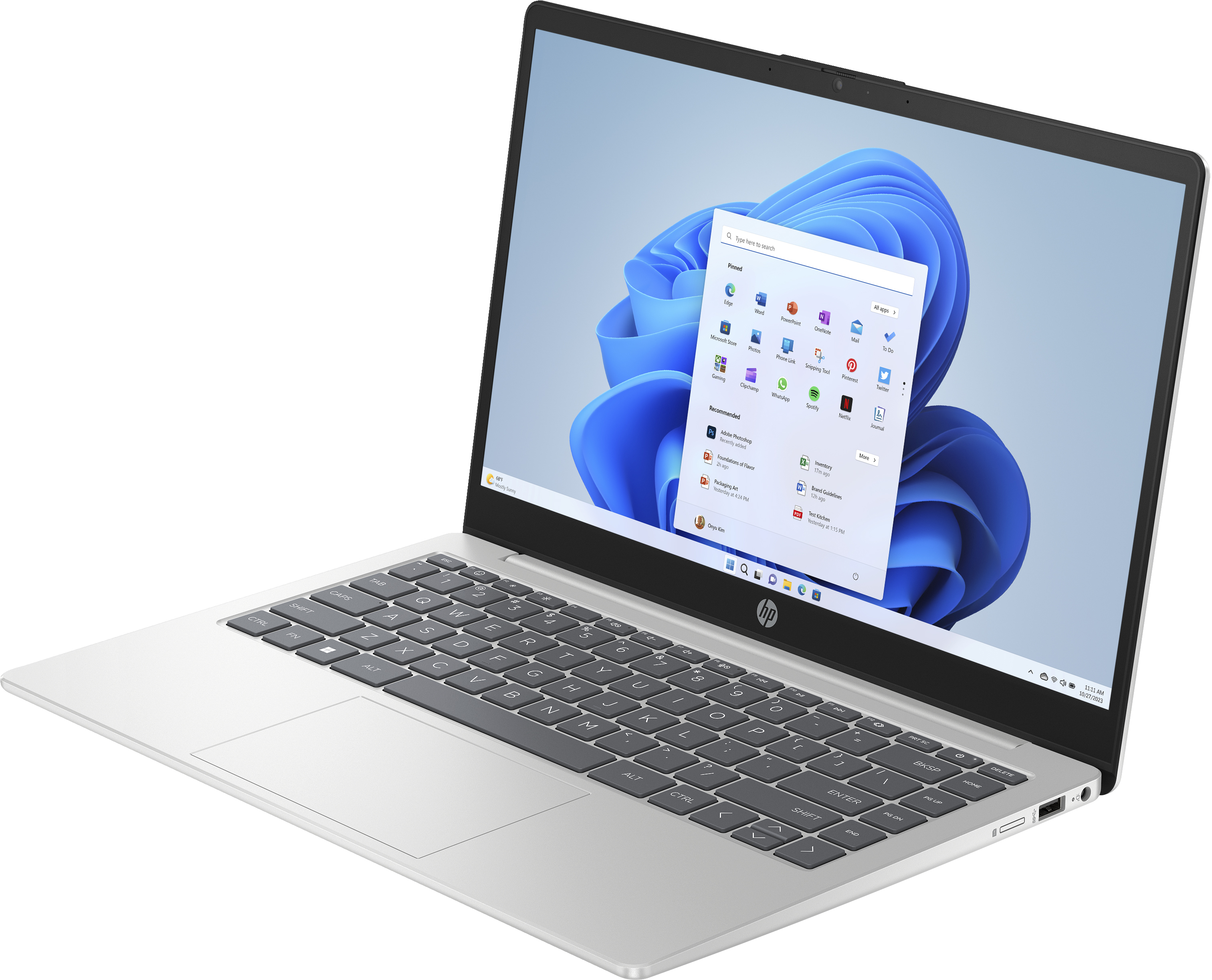 Portátil plateado con la pantalla de inicio de Windows 11 abierta. Teclado visible.