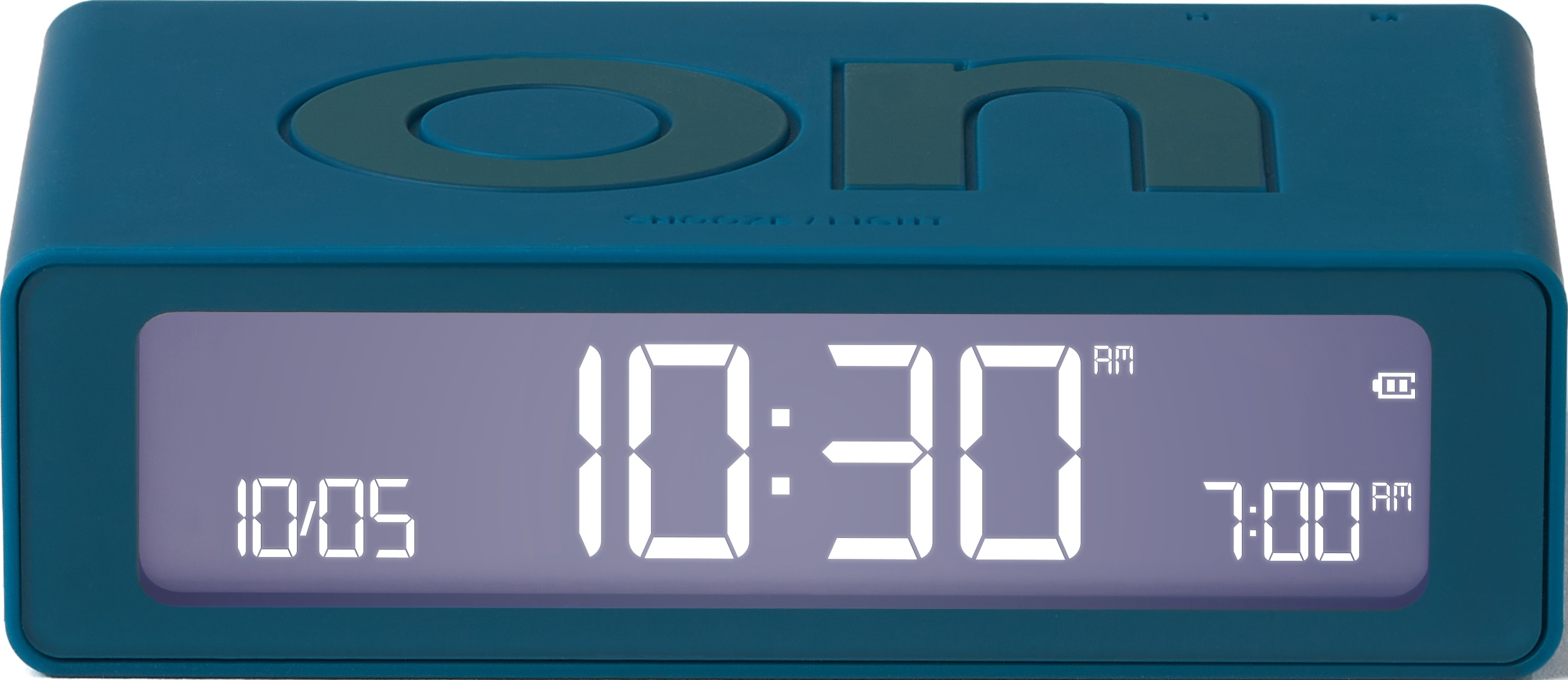 Sveglia digitale blu che mostra le 10:30 AM e la data 10/05. Sfondo bianco.