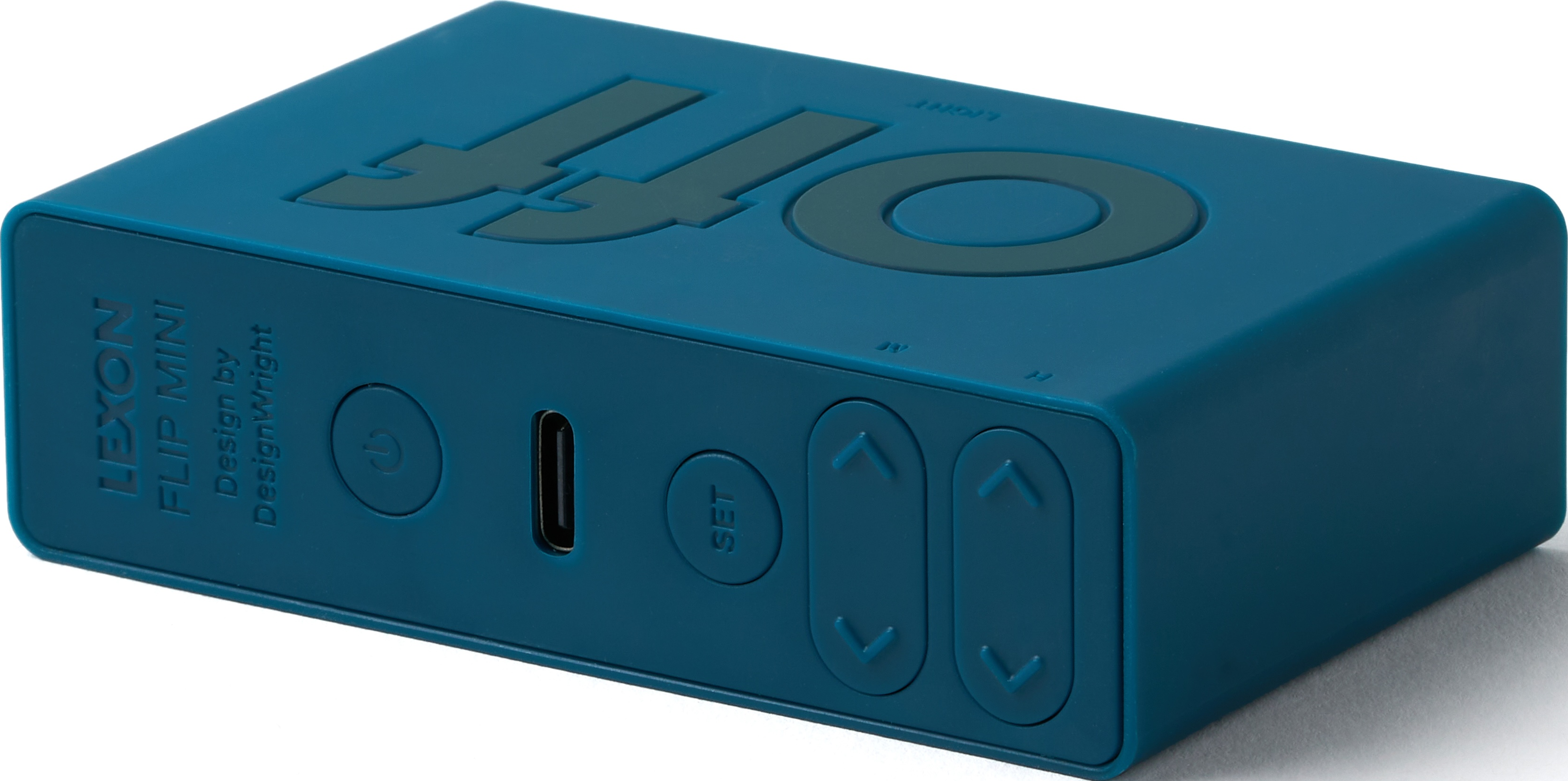Una sveglia Lexon Flip Mini blu acqua marina con pulsante di accensione e pulsanti.