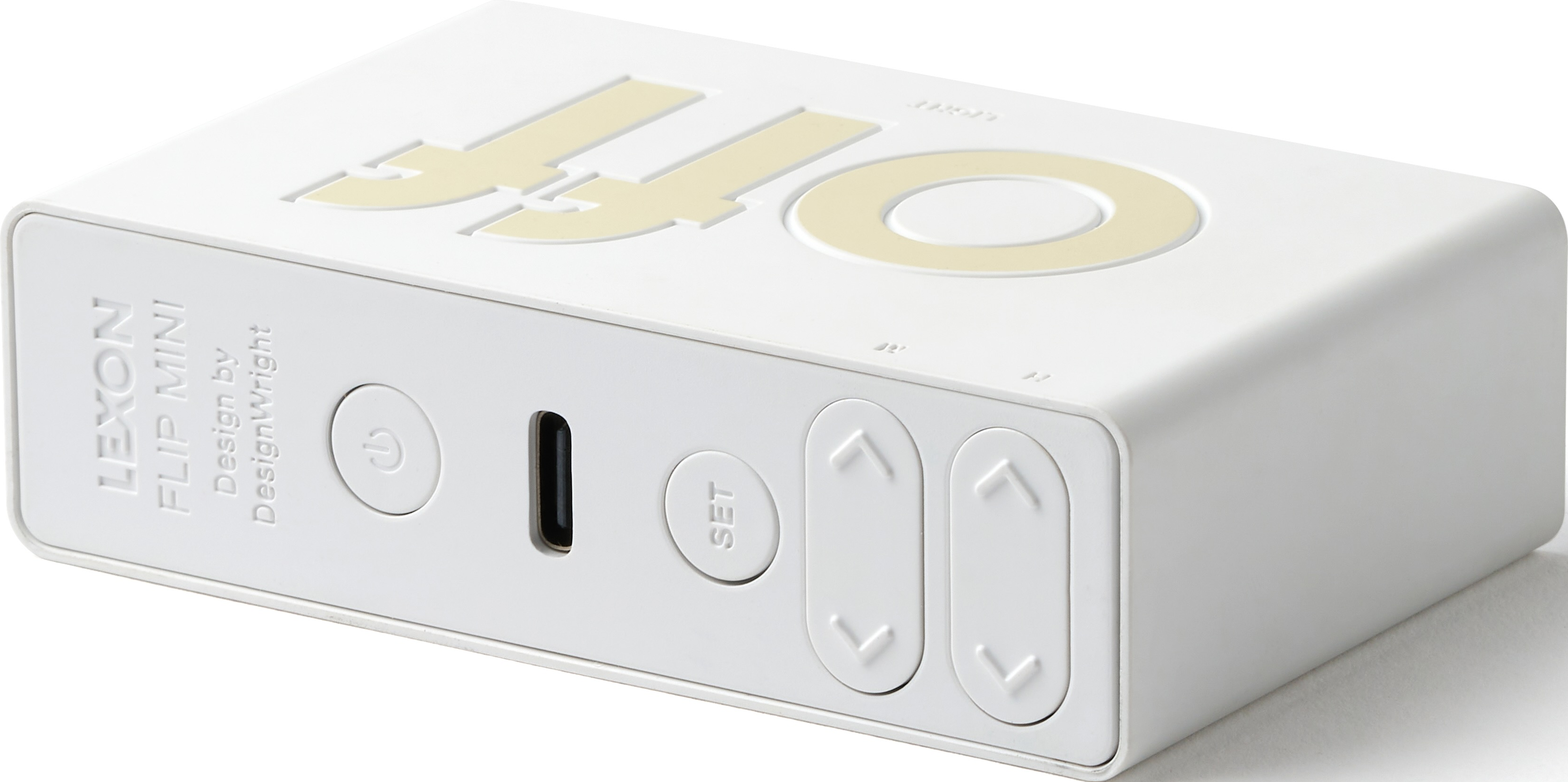 Sveglia bianca con la scritta OFF in giallo. Pulsanti e porta USB laterale. Sfondo bianco.
