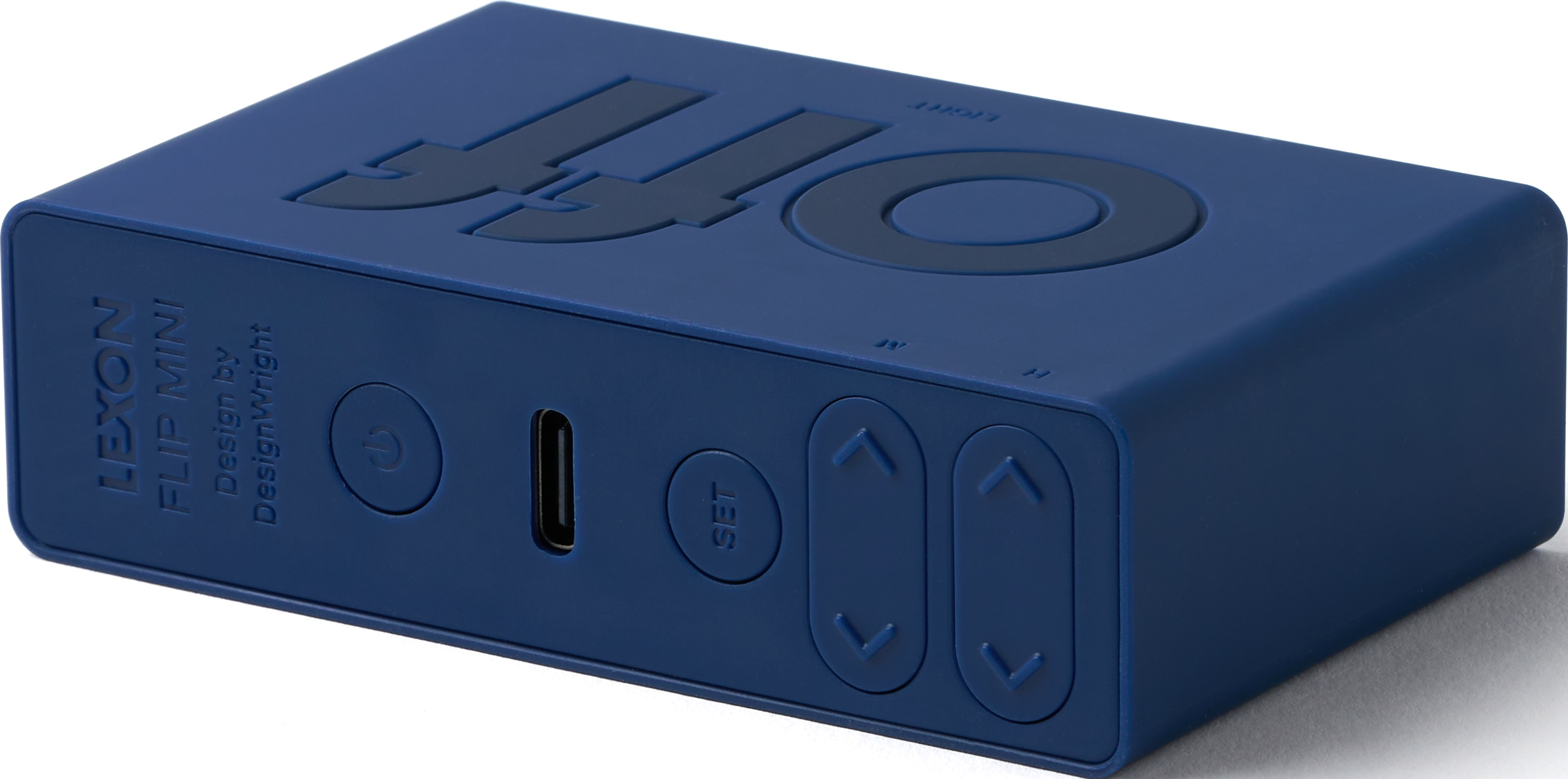 Sveglia blu Lexon Flip Mini. Off è scritto sopra. Pulsanti laterali.