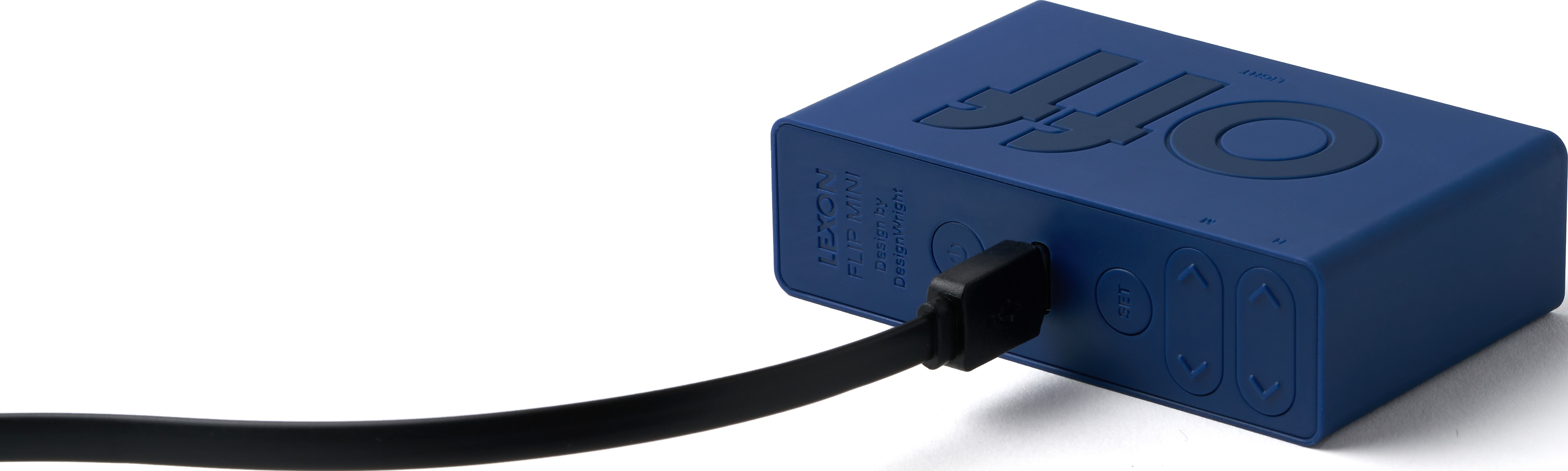 Dispositivo rettangolare blu con testo 'OFF' e un cavo nero collegato.