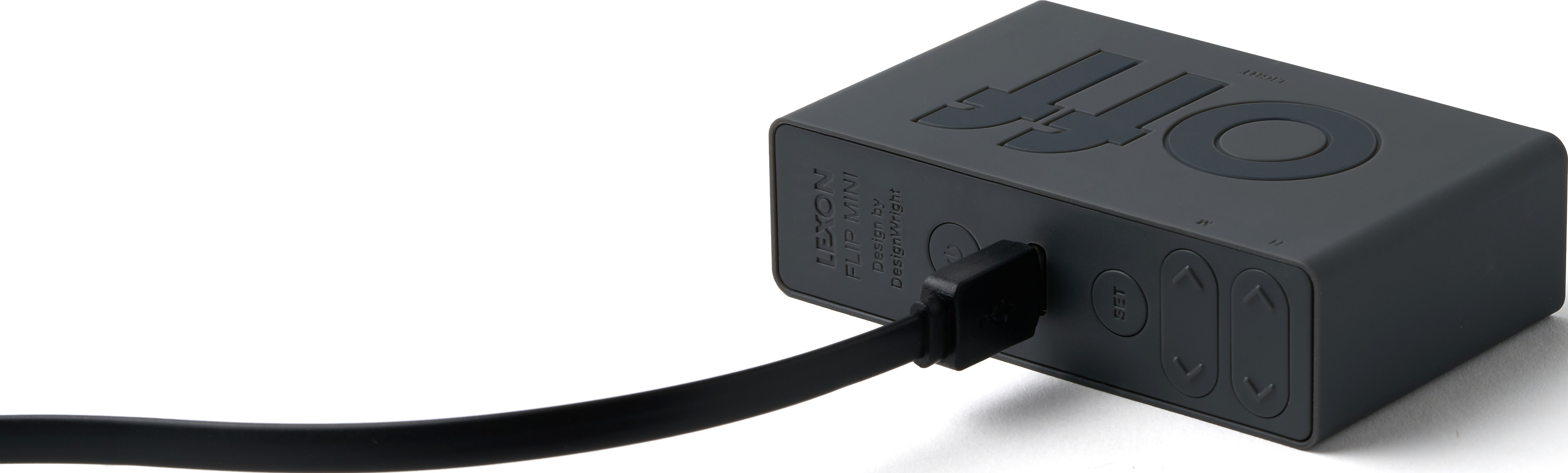 Ein schwarzer Block mit dem Wort OFF darauf. Ein Kabel ist eingesteckt. Der Hintergrund ist weiß.