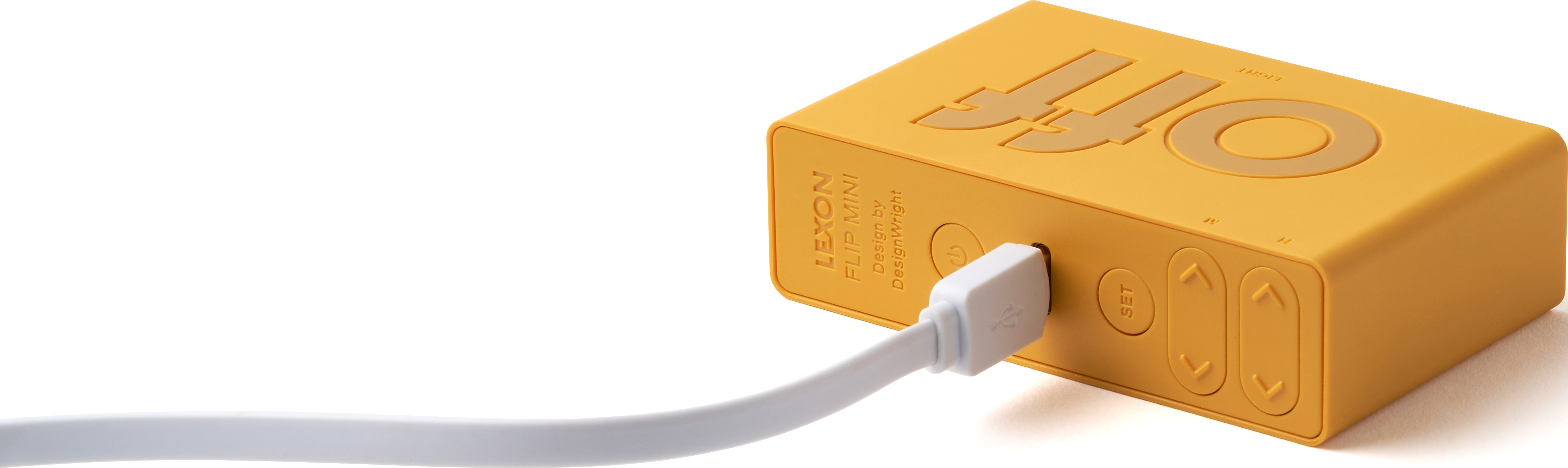 Appareil rectangulaire jaune avec câble blanc. Le mot OFF est visible sur l'appareil.