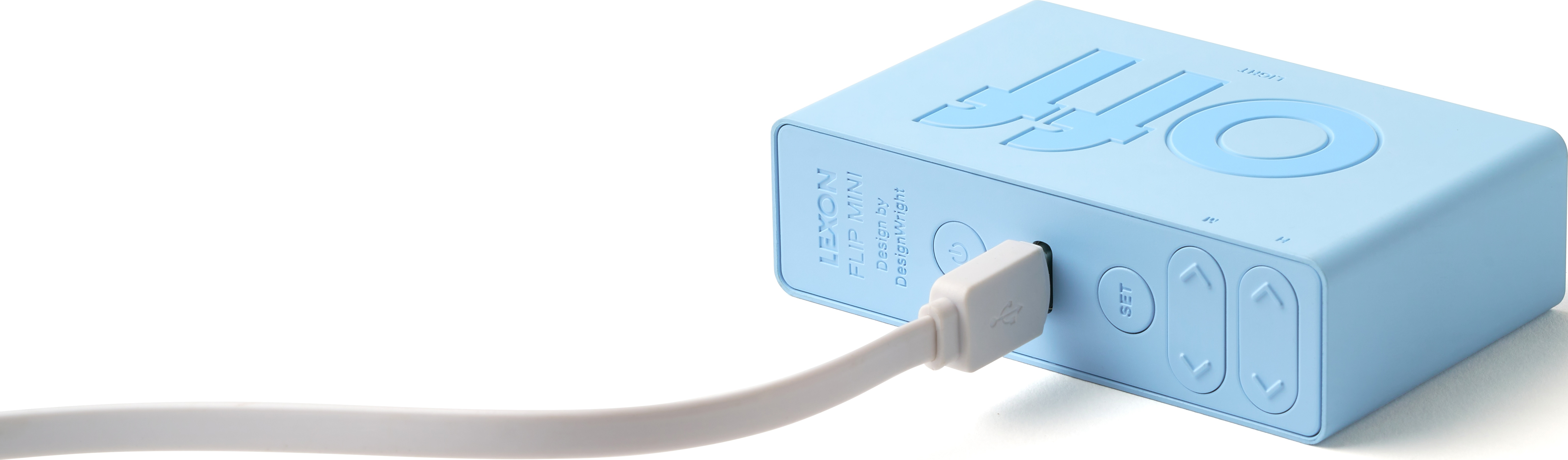 Dispositivo Lexon Flex Mini azzurro con cavo USB bianco. Il dispositivo ha pulsanti e una porta USB.