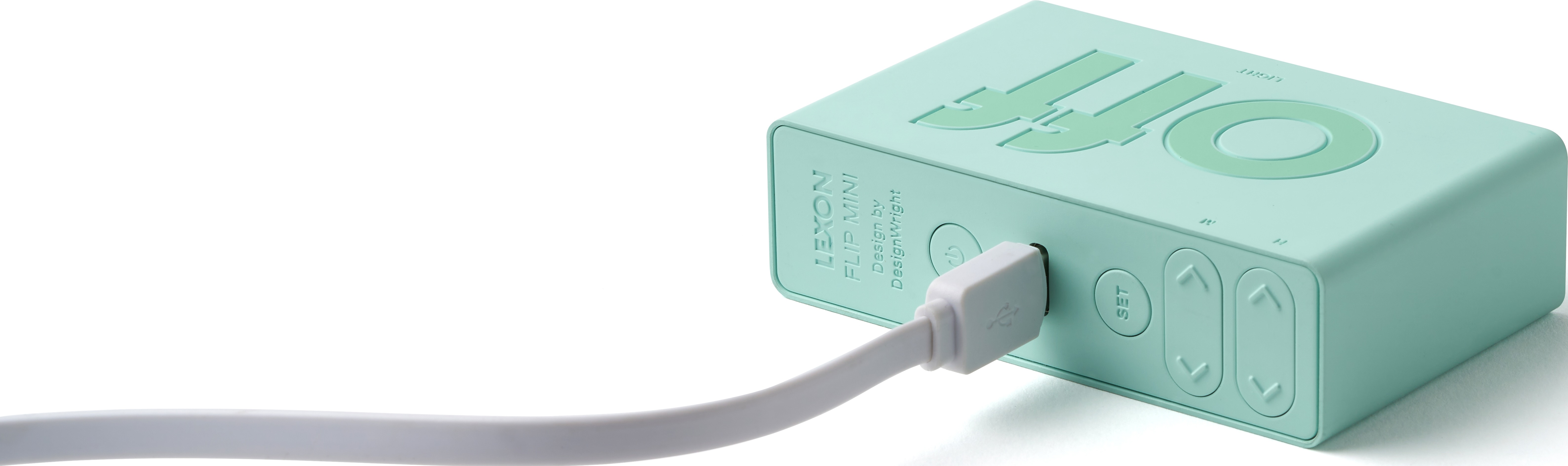 Dispositivo verde menta con cavo USB collegato. Cavo bianco e sfondo bianco.