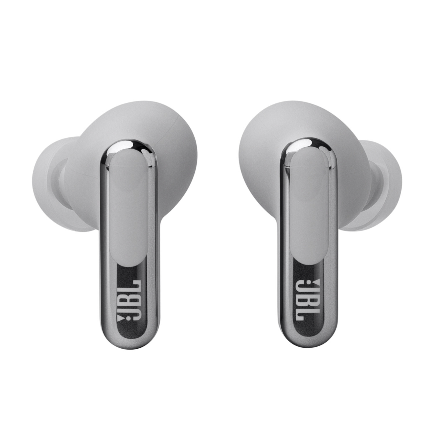 Twee grijze JBL oordopjes met zilveren accenten. De oordopjes zijn ontworpen om in het oor te passen.