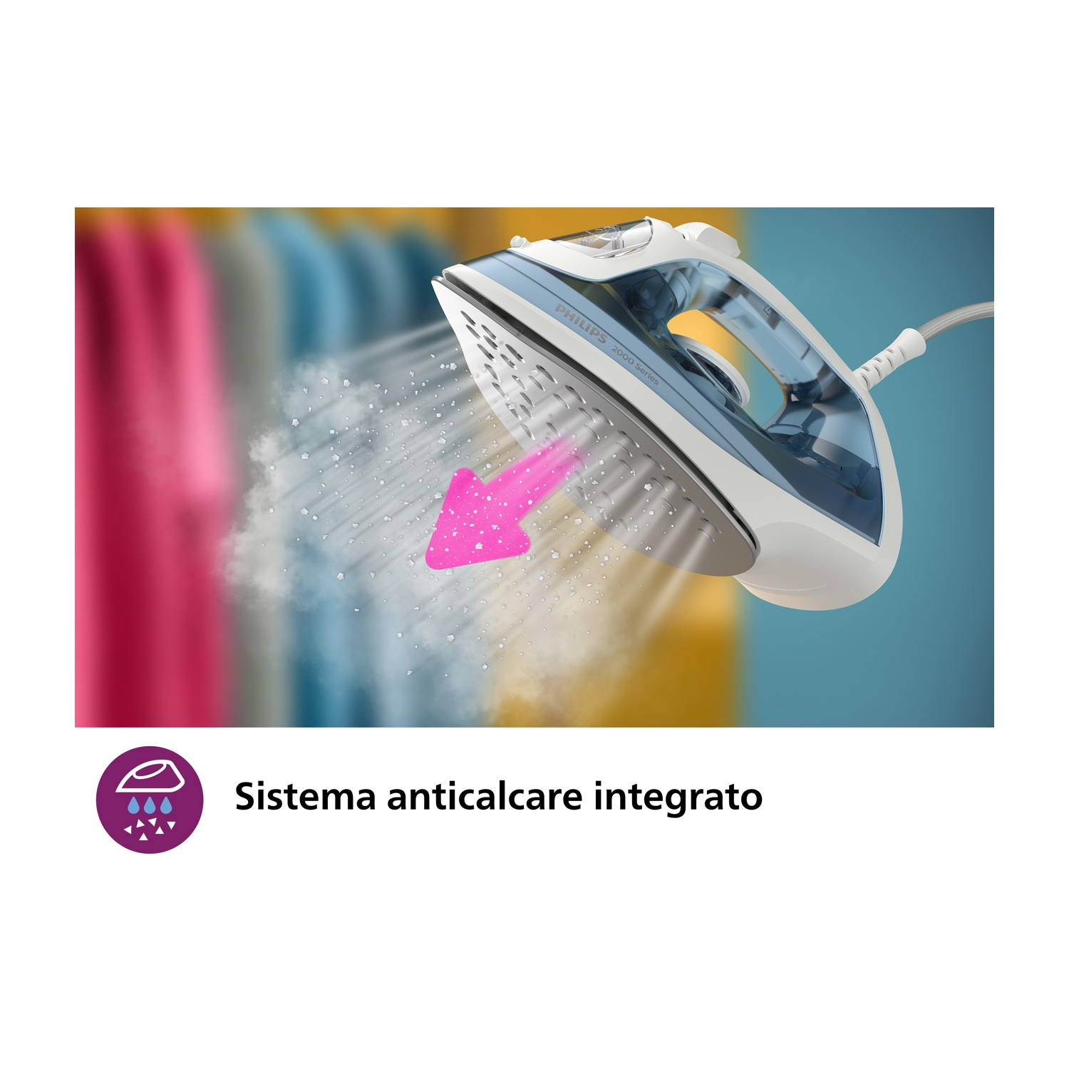 Ferro da stiro bianco e blu che stira i vestiti. Freccia rosa e testo: sistema anticalcare integrato.
