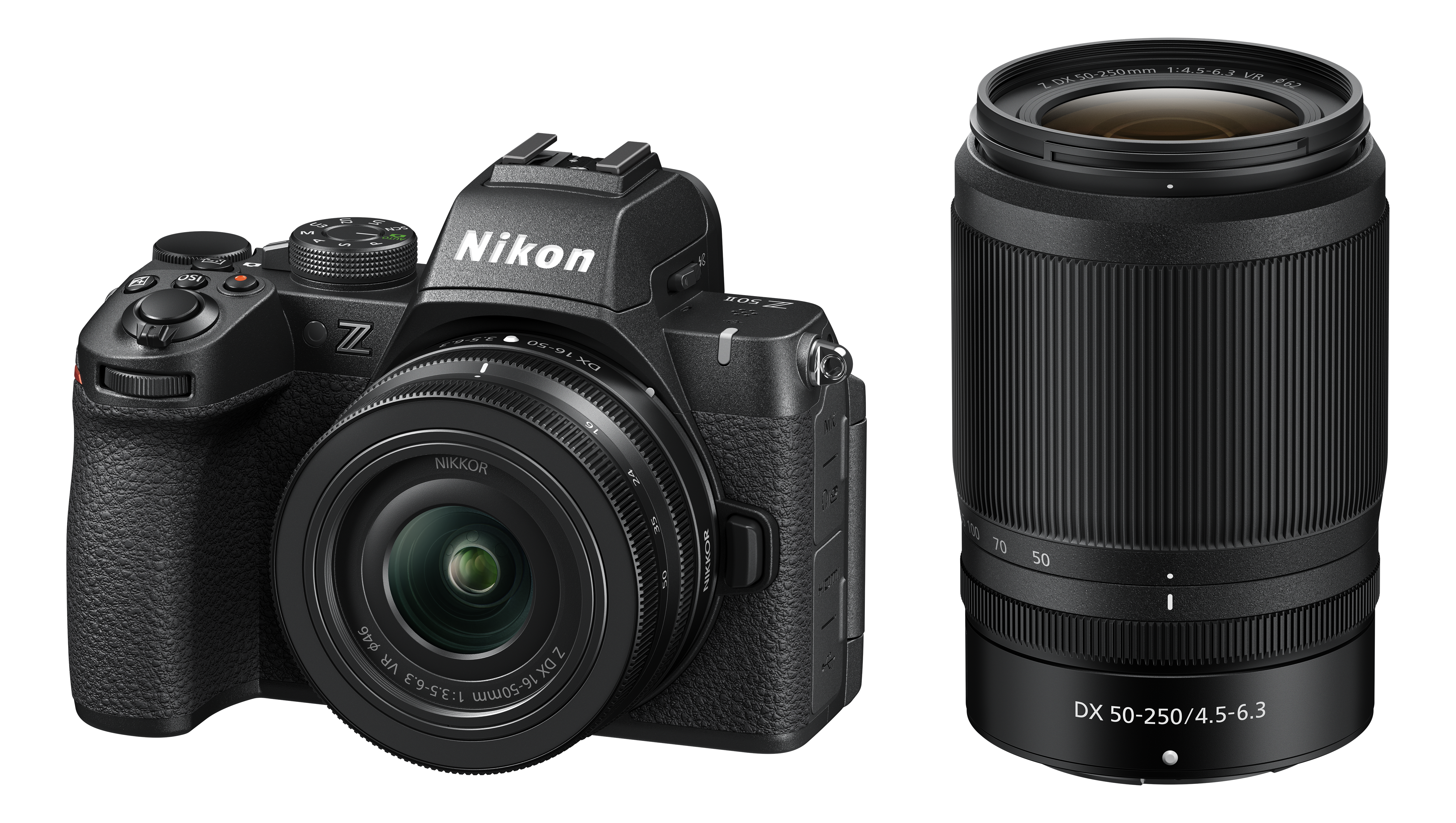 Schwarze Nikon Kamera mit Objektiv und separates Objektiv auf weißem Grund.