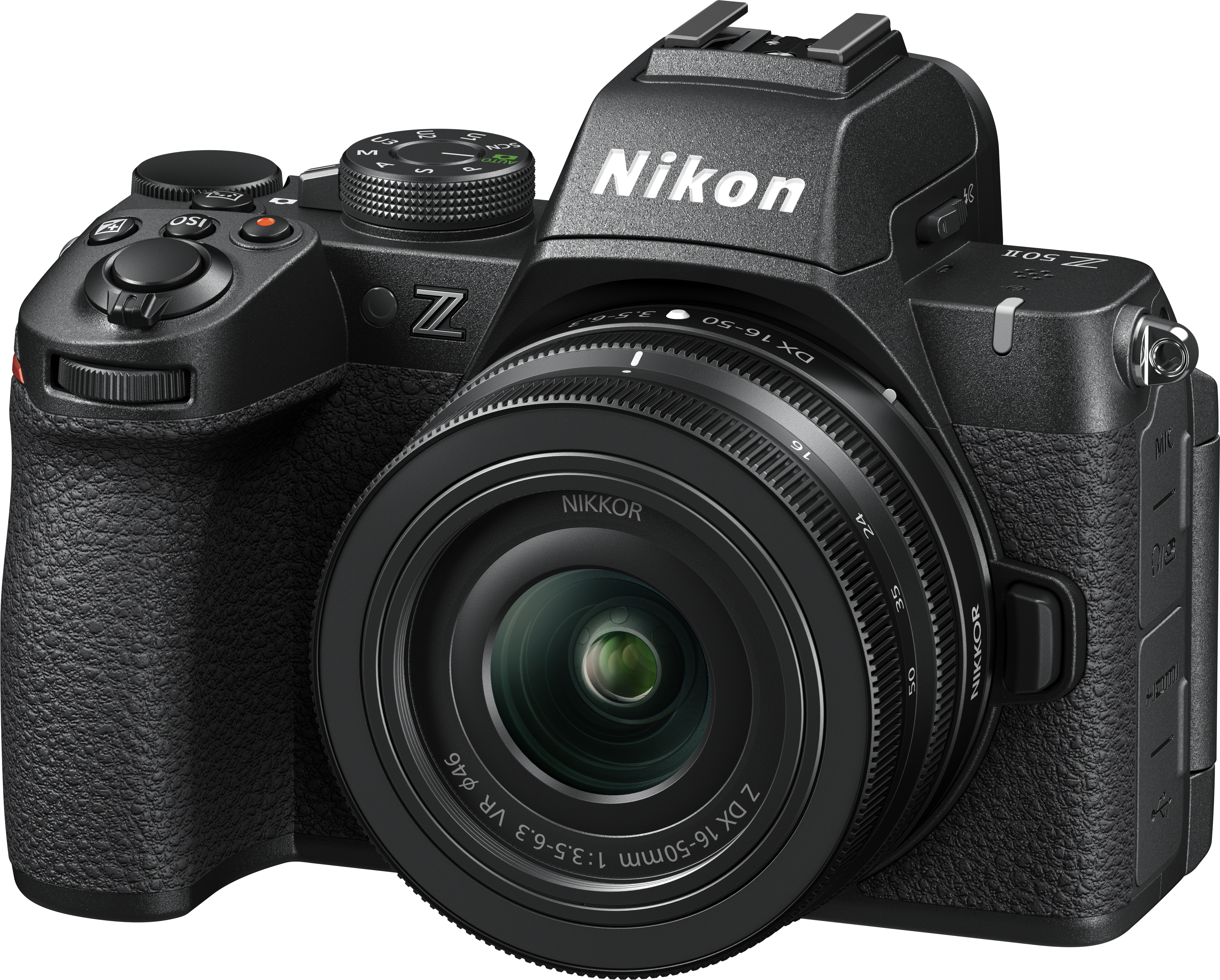 Schwarze Nikon-Kamera mit Objektiv. Die Kamera hat ein prominentes Objektiv und Steuerräder. Weißer Hintergrund.