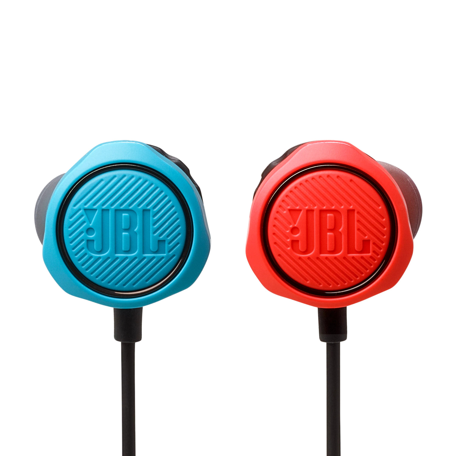 Deux écouteurs JBL bleus et rouges avec câbles noirs, sur fond blanc. Logo JBL visible.