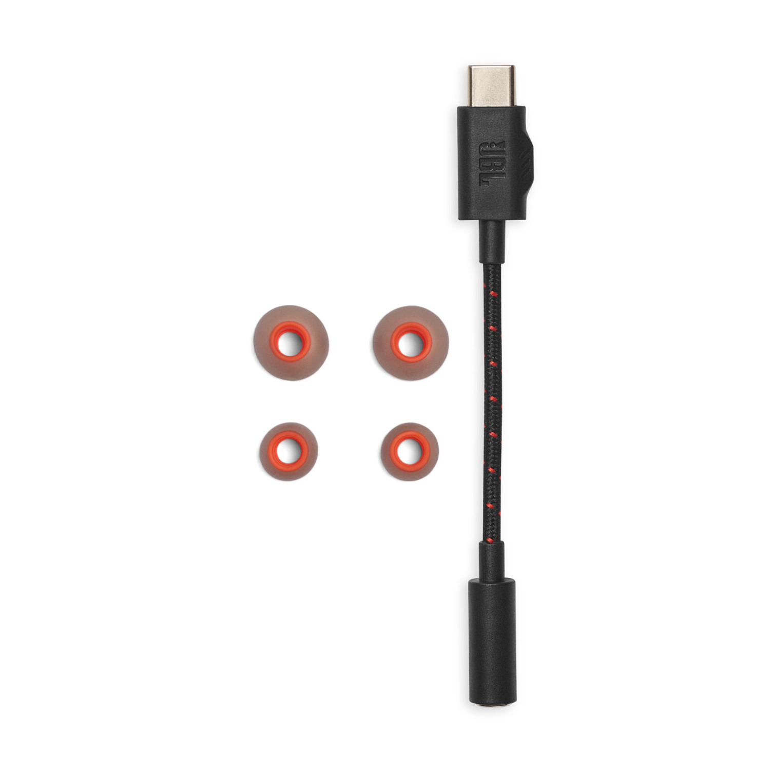 Adaptateur JBL USB-C vers 3,5 mm avec quatre embouts de remplacement. L'adaptateur est noir et rouge.