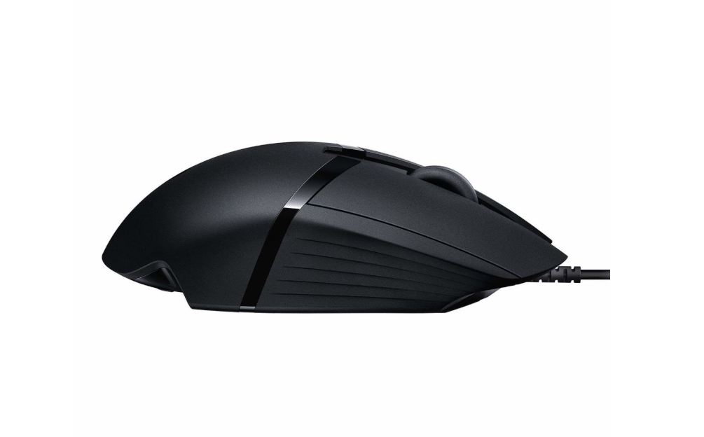 Schwarze Gaming-Maus mit schlankem Design, Seitentasten und angeschlossenem Kabel. Weißer Hintergrund.