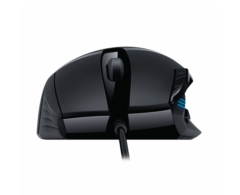 Eine schwarze Gaming-Maus, schräge Ansicht, zeigt die Mausform und Seitentasten.