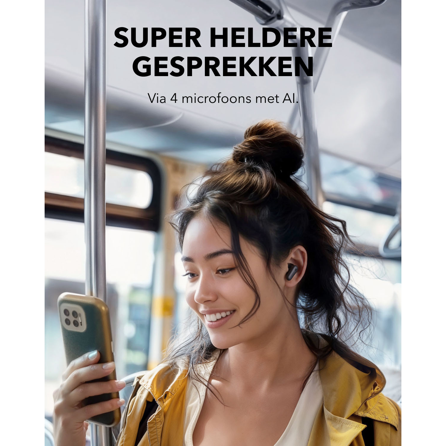 Vrouw die telefoon gebruikt met oortelefoons. Tekst: Superheldere gesprekken via 4 microfoons met AI.