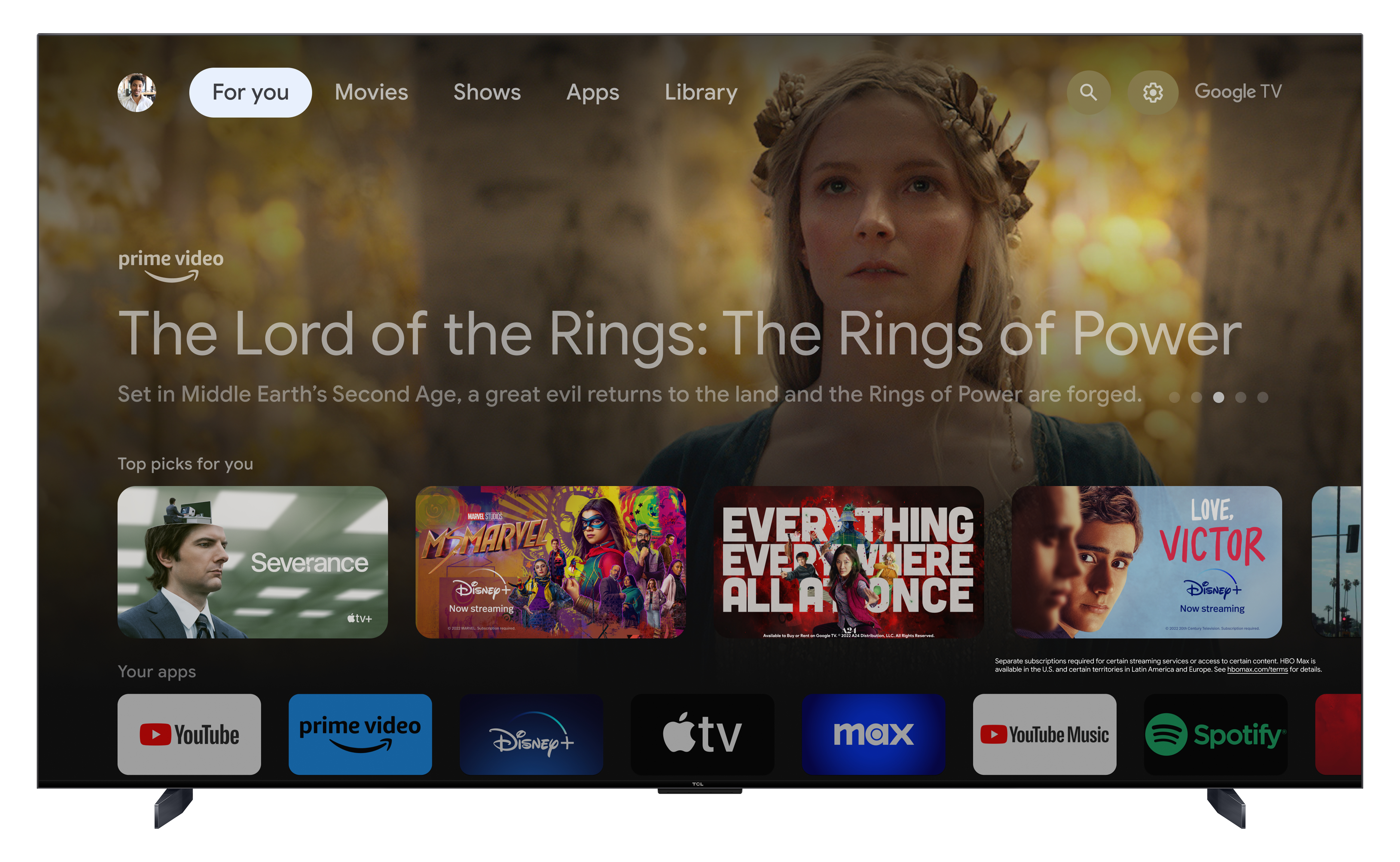 Ein Fernseher, der einen Streaming-Dienst und eine Frau mit Krone zeigt.