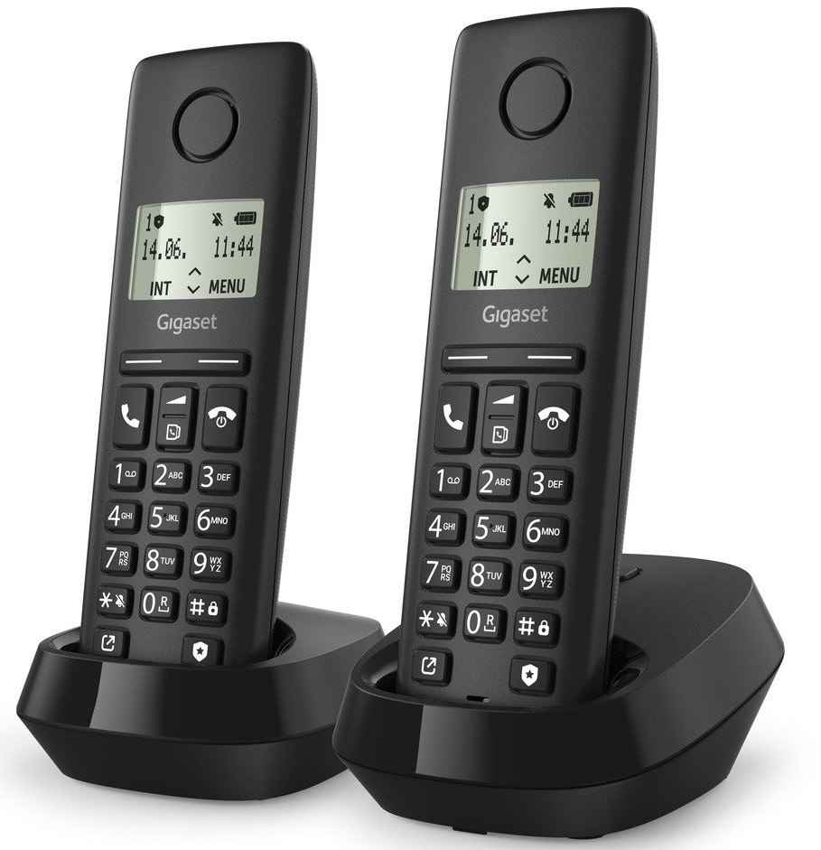 Két fekete vezeték nélküli telefon a töltőállomásukon. Mindegyik telefonon van képernyő és billentyűzet.